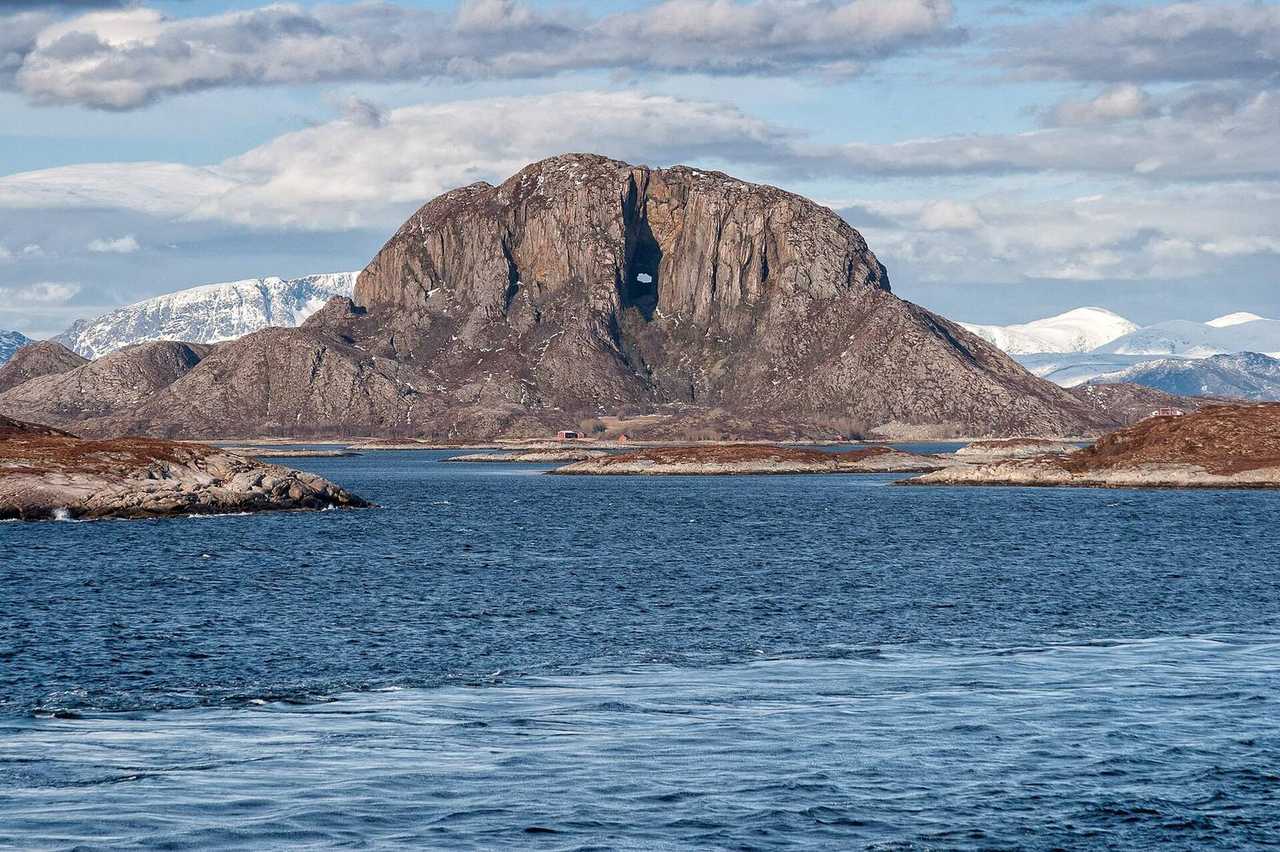 Same Torghatten as ports/bronnoysund