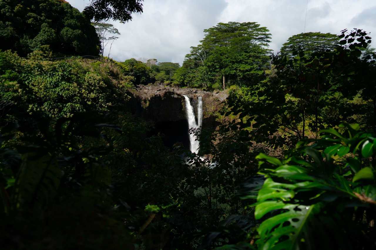 Rainbow Falls (Waiānuenue), Hilo, daytime tropical landmark