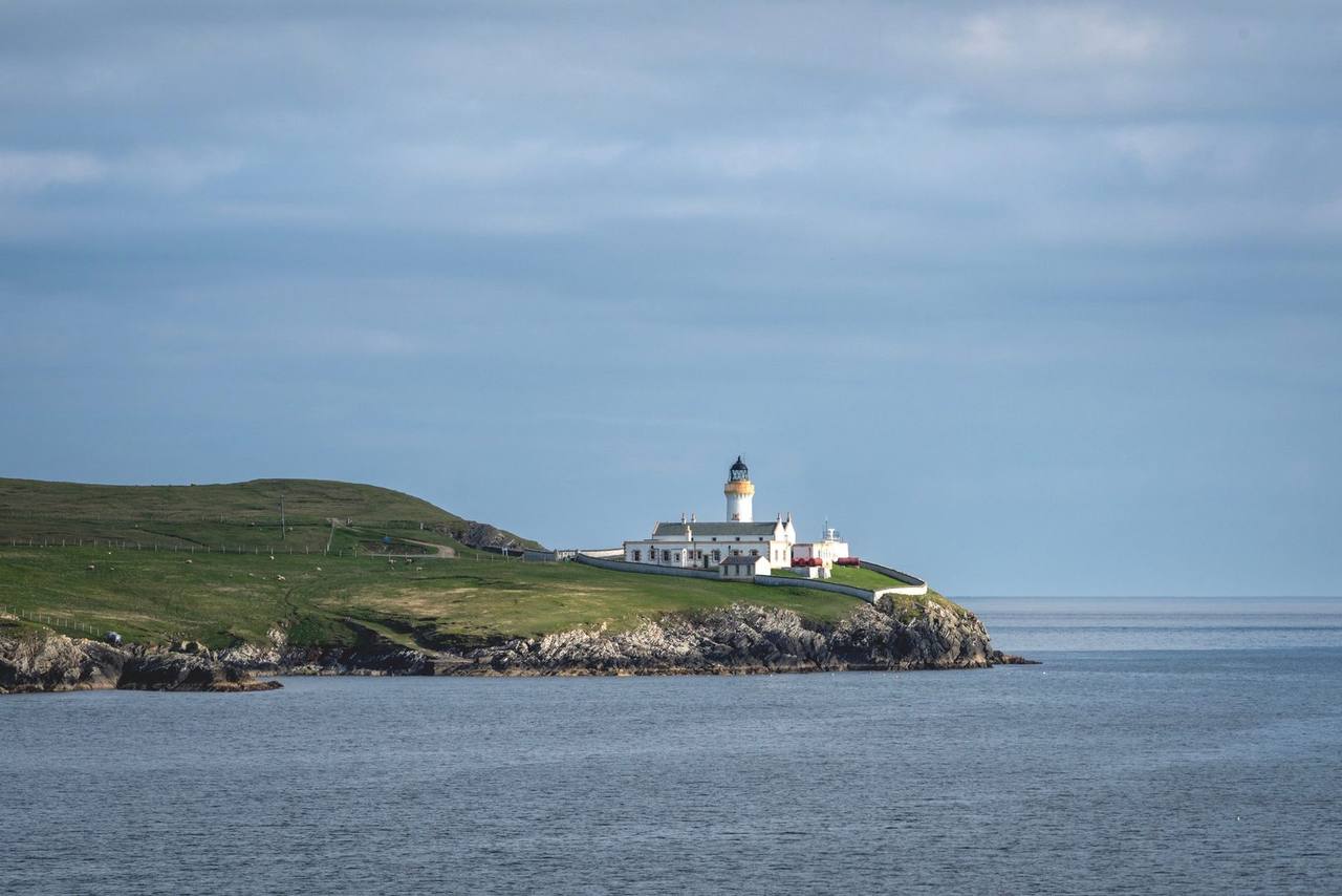 Bressay Lighthouse (Shetland / Lerwick approach), day, pale blue sky