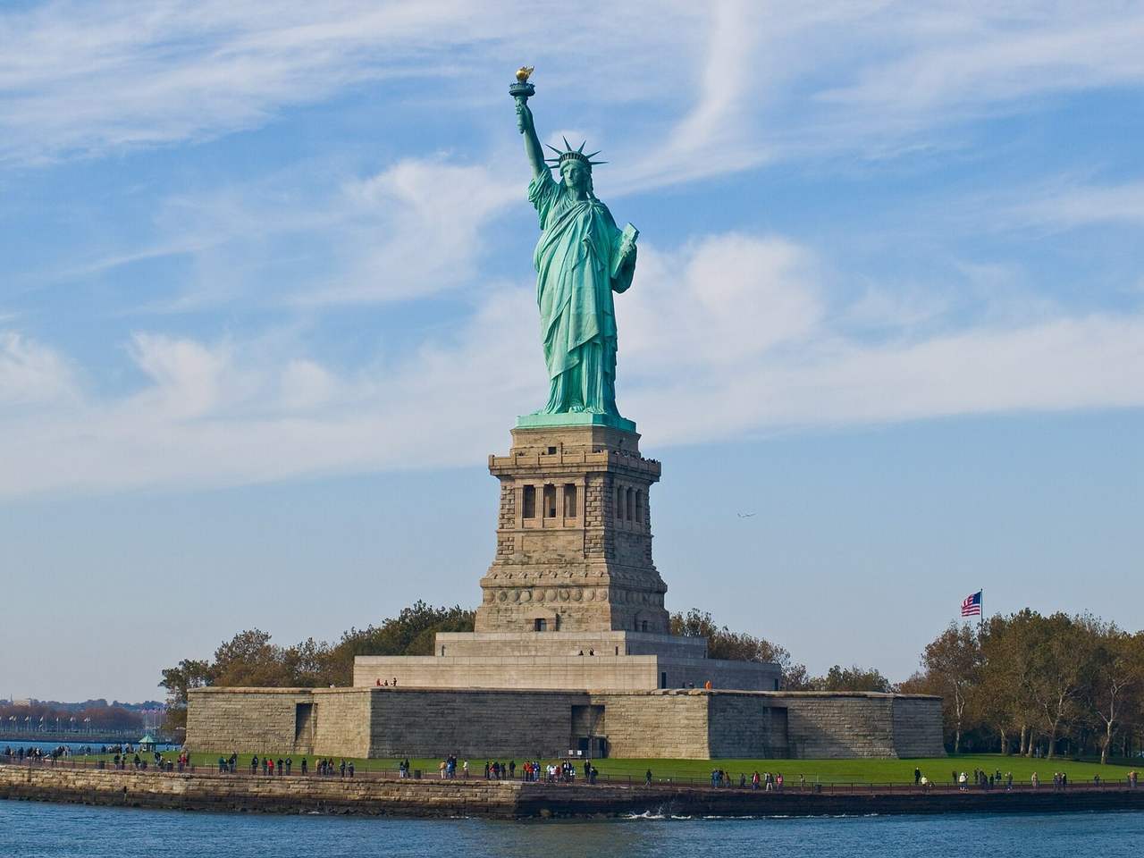 Manhattan / New York port card: Liberty from the water, same as guides/new-york-liberty