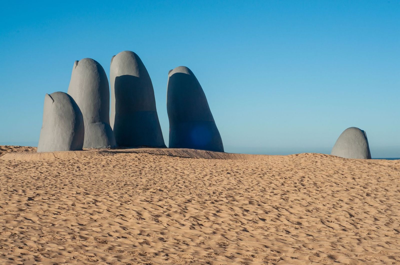 La Mano sculpture on Playa Brava in Punta del Este