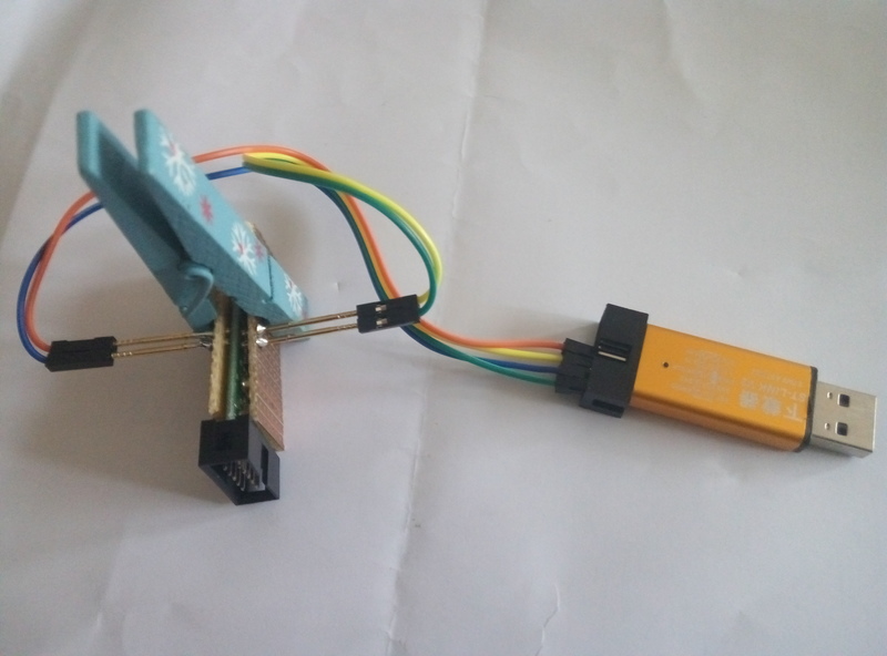 Flashing jig with 4 pogopins and a clothespin bis