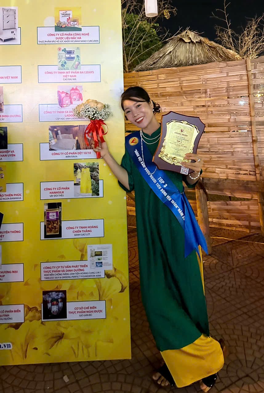 Founder Lê Thu Giang đại diện BA12DAYS nhận chứng nhận Top 3 sản phẩm được người tiêu dùng yêu thích