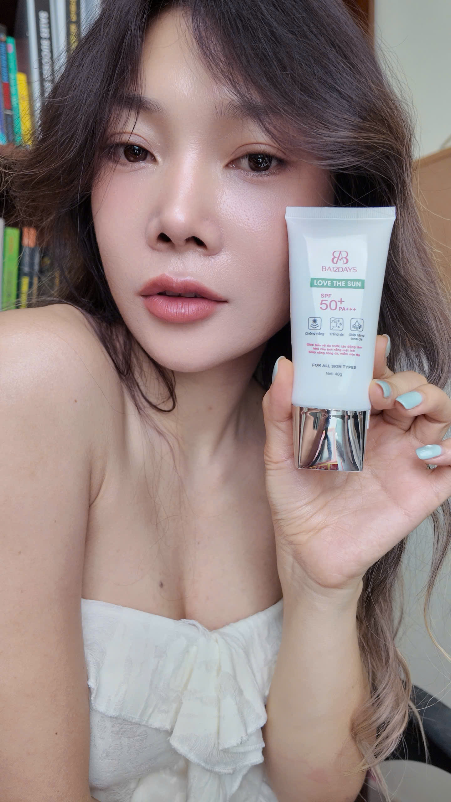 Founder Lê Thu Giang với kem chống nắng Love The Sun