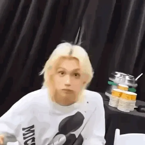 felix-lee-felix-jiungnature-ilyongbok-yongbok-gif.webp