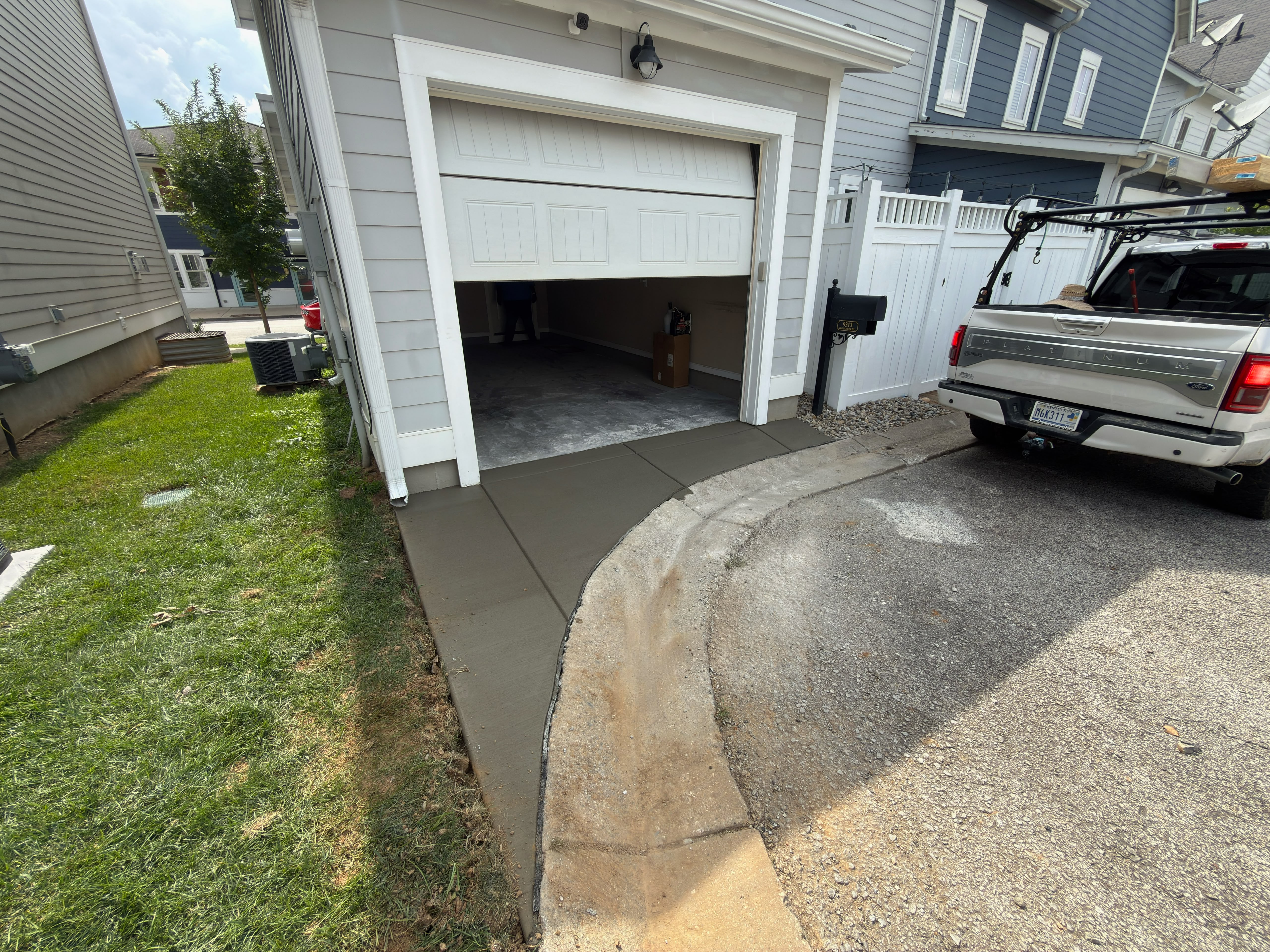 Driveway apron — MG Concrete LLC