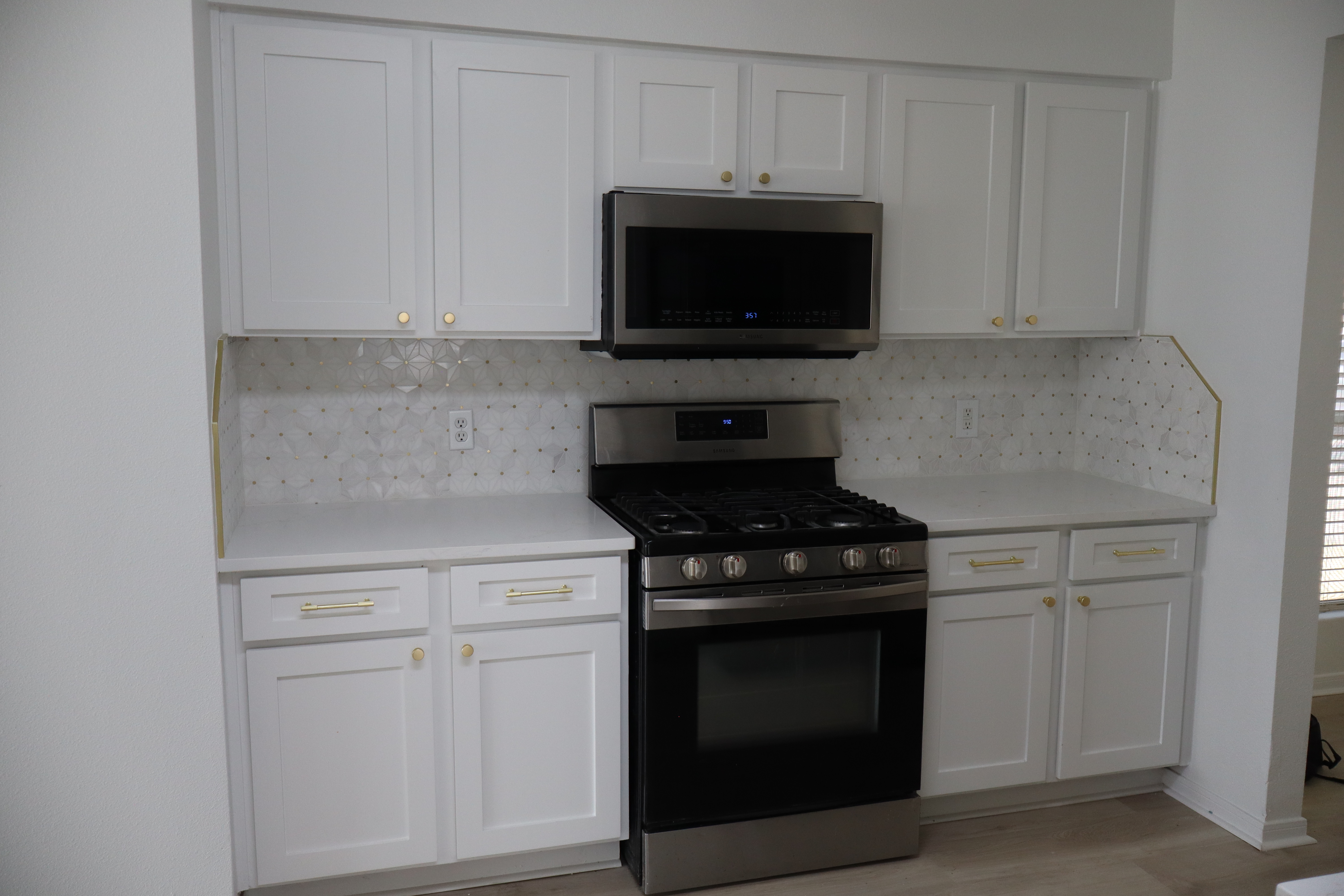 White Kitchen Gold Hardware