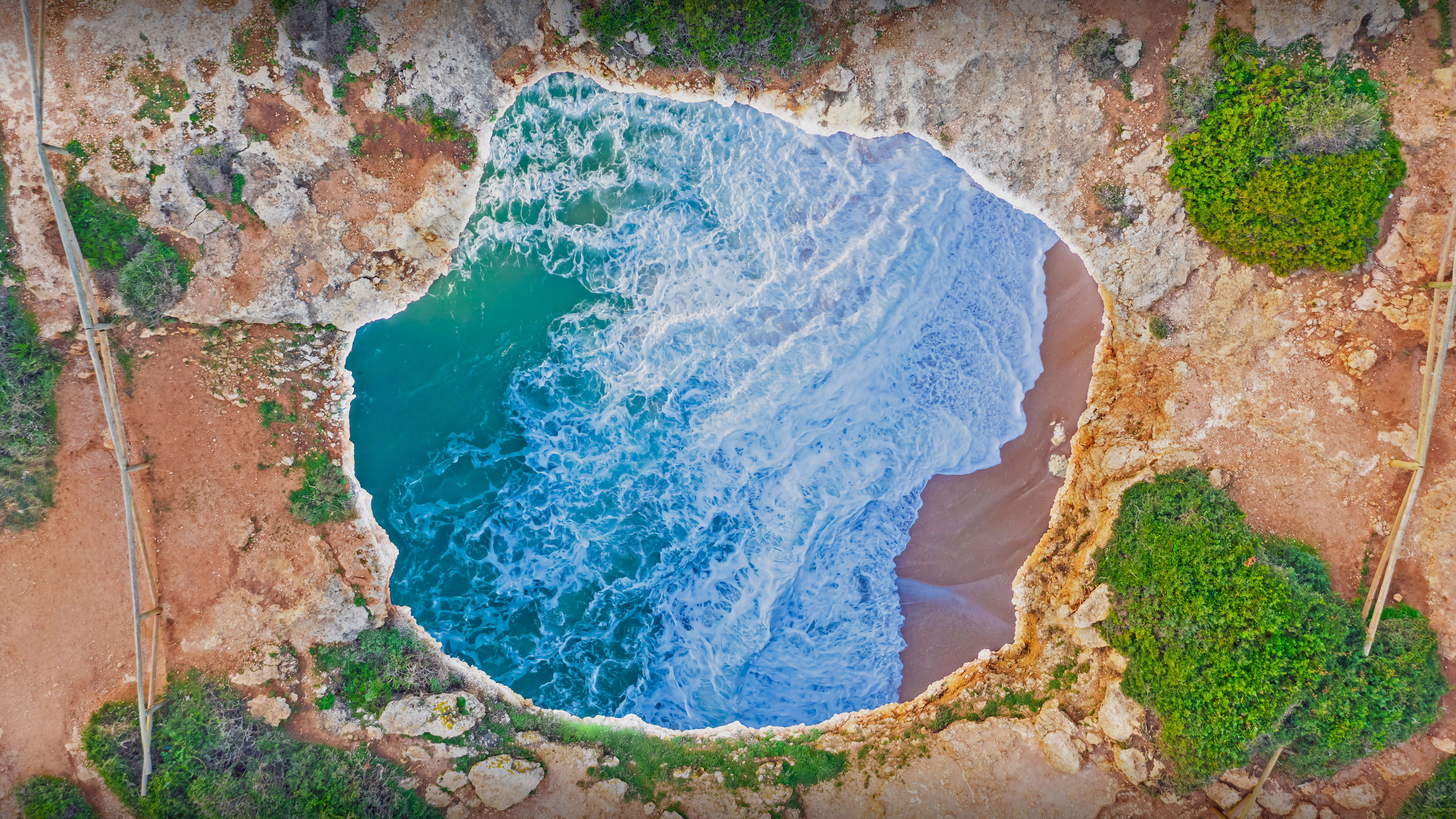 贝纳吉尔洞穴，葡萄牙阿尔加维 (© Michael Malorny/Offset by Shutterstock)