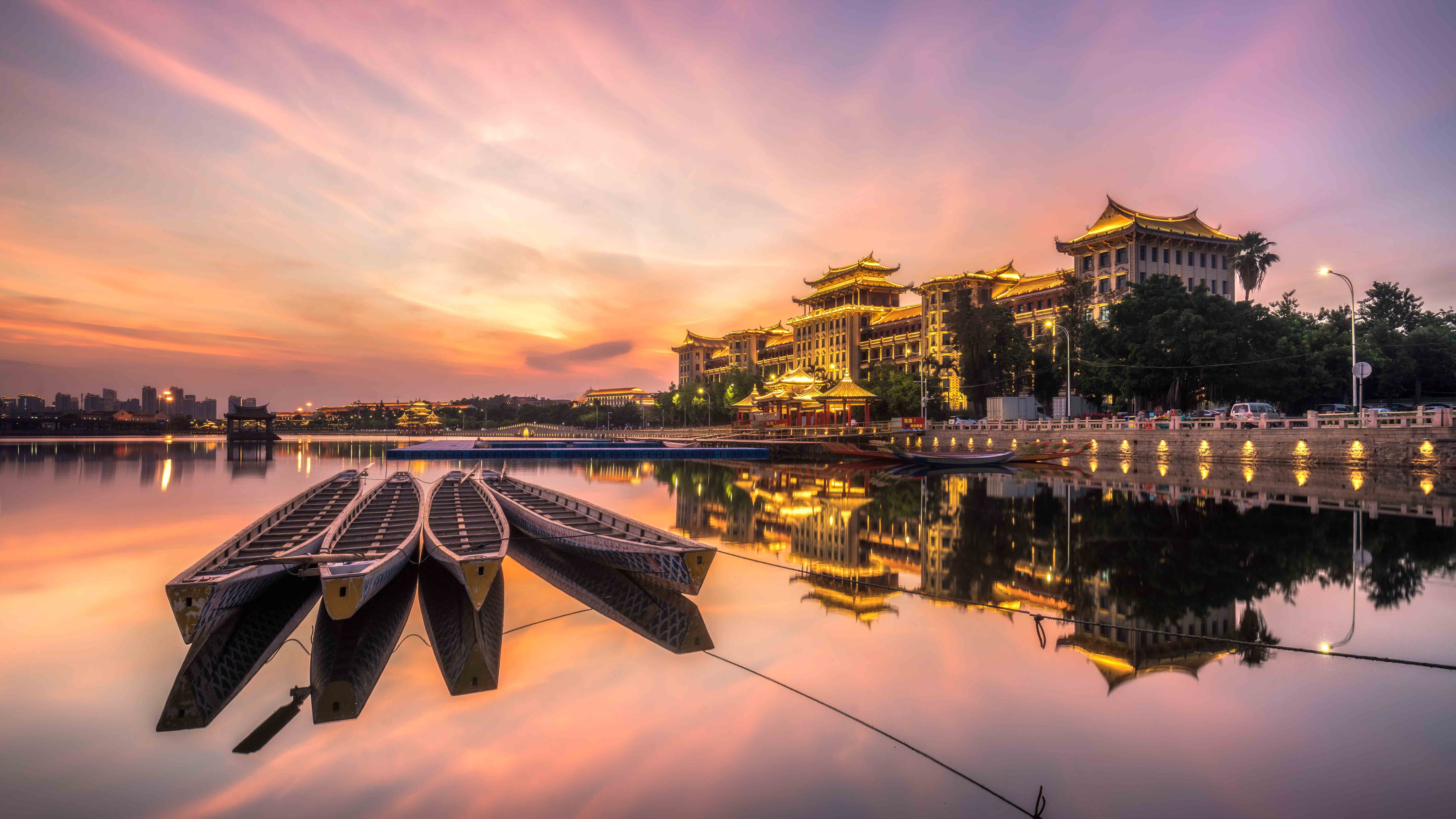 广角镜头下的厦门龙舟池，日落的光洒在传统龙舟上，** (© Sen Li/Getty Image)