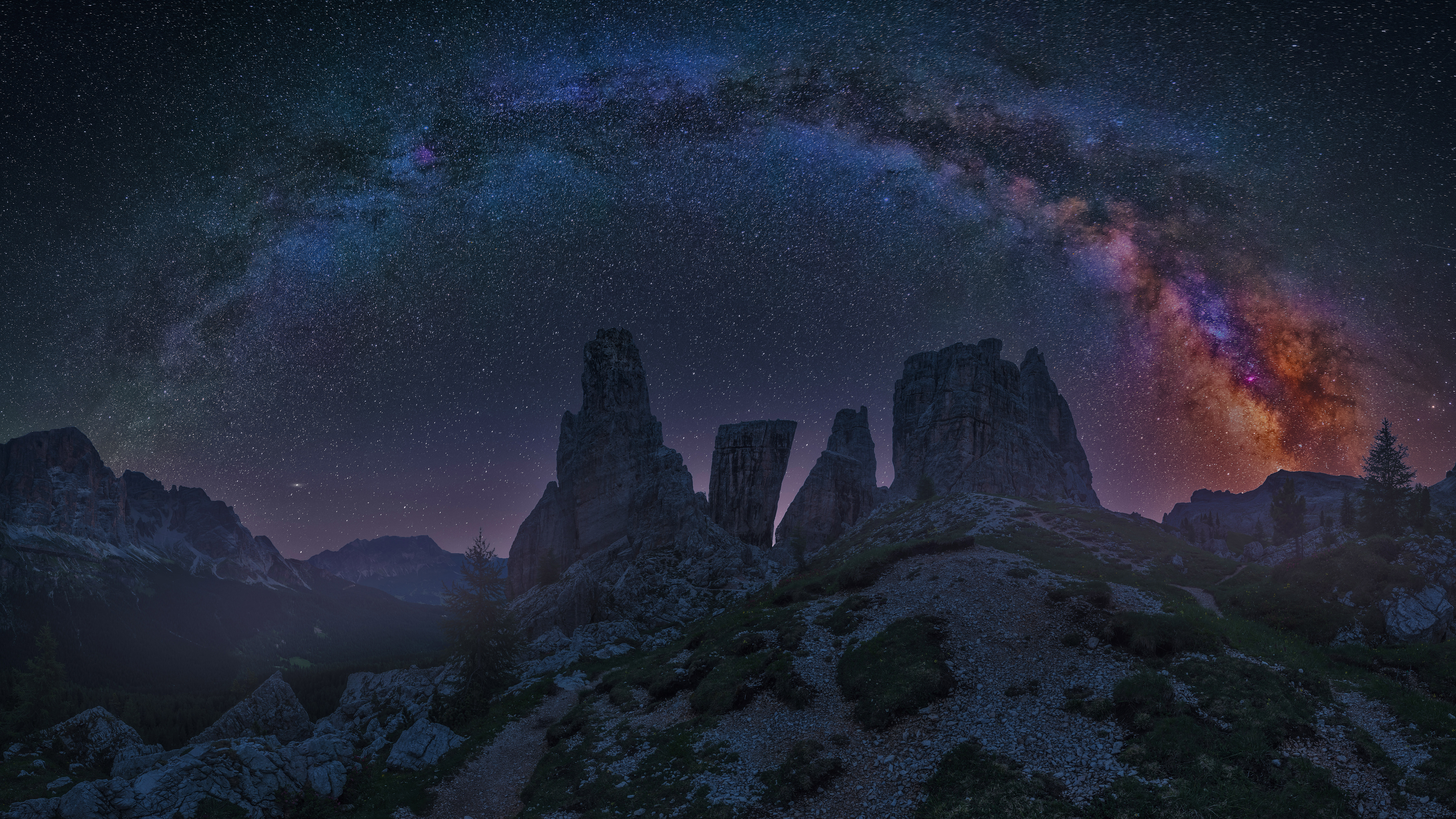 多洛米蒂山上空的银河，意大利 (© Carlos Fernandez/Getty Images)