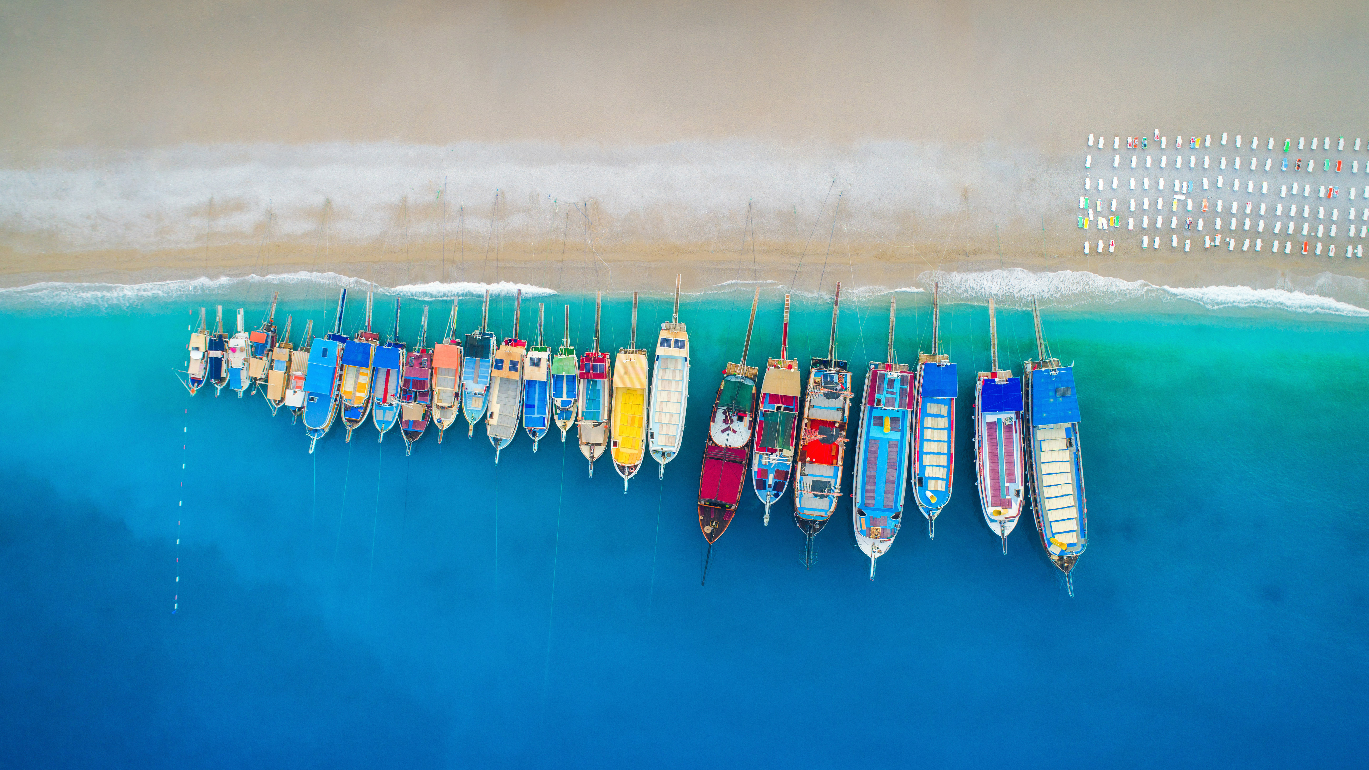 鸟瞰视角下的彩色船只，土耳其欧鲁旦尼斯 (© den-belitsky/Getty Images)