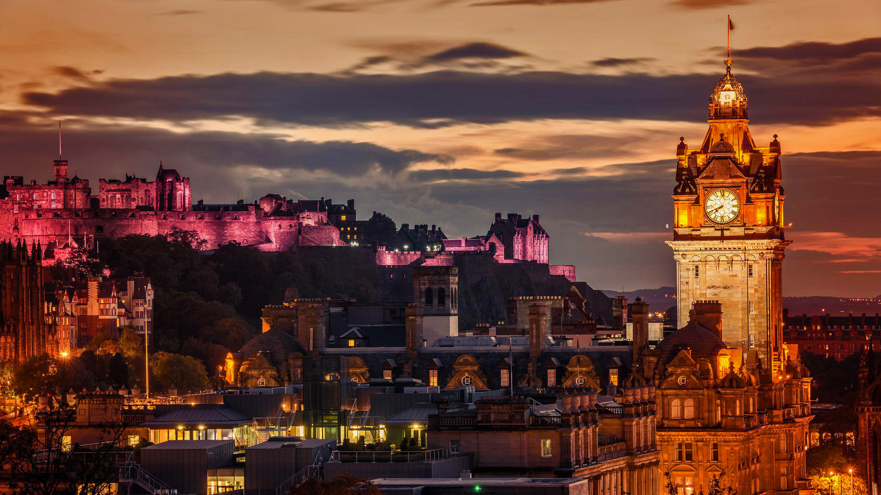 夜晚的爱丁堡城市天际线，苏格兰 (© Suranga Weeratuna/Alamy)