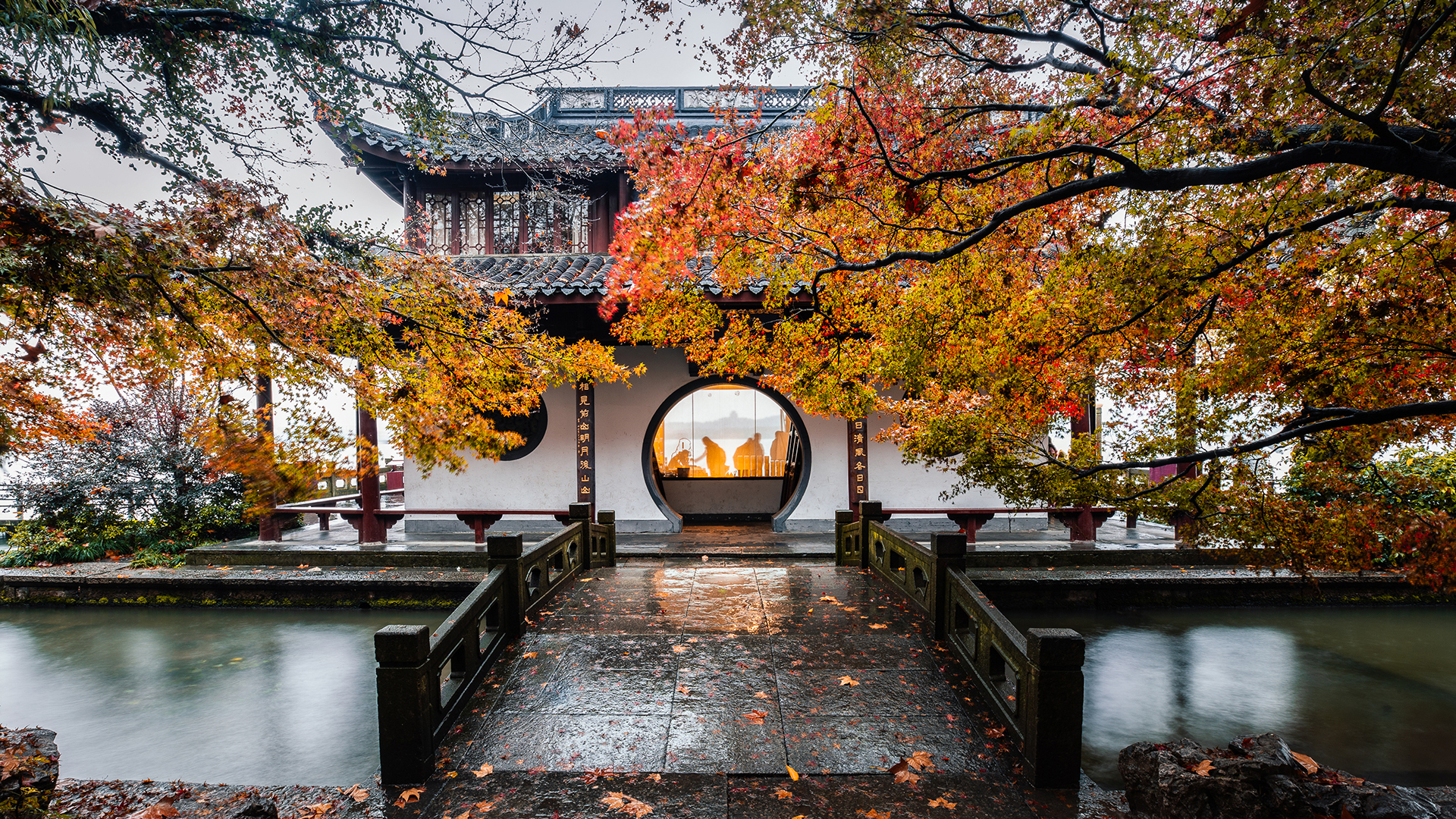 杭州西湖的古典**园林 (© DANNY HU/Getty Images)