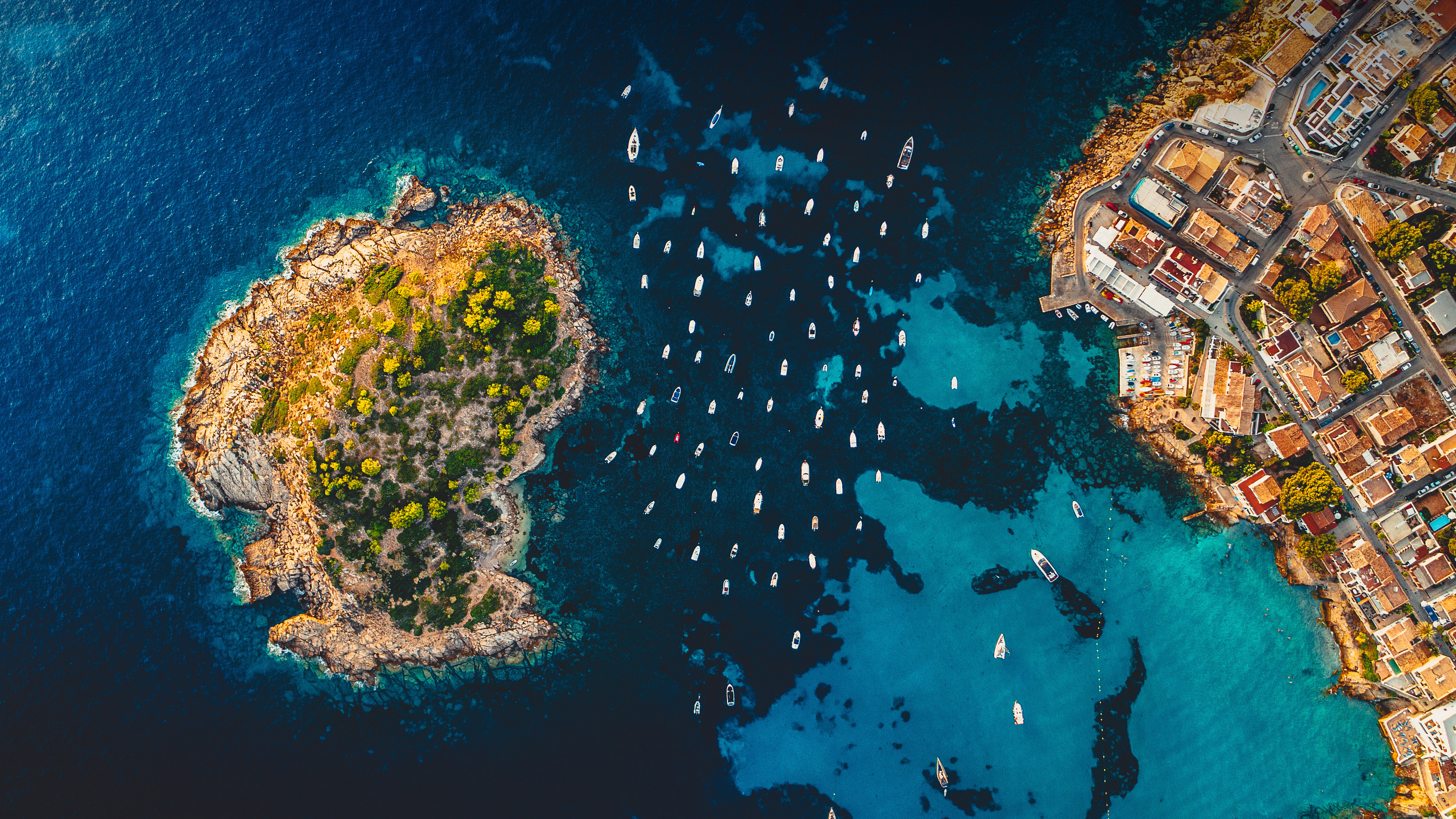 圣埃尔姆附近的潘塔留岛鸟瞰图，西班牙马略卡岛 (© Dimitri Weber/Azing航空公司)