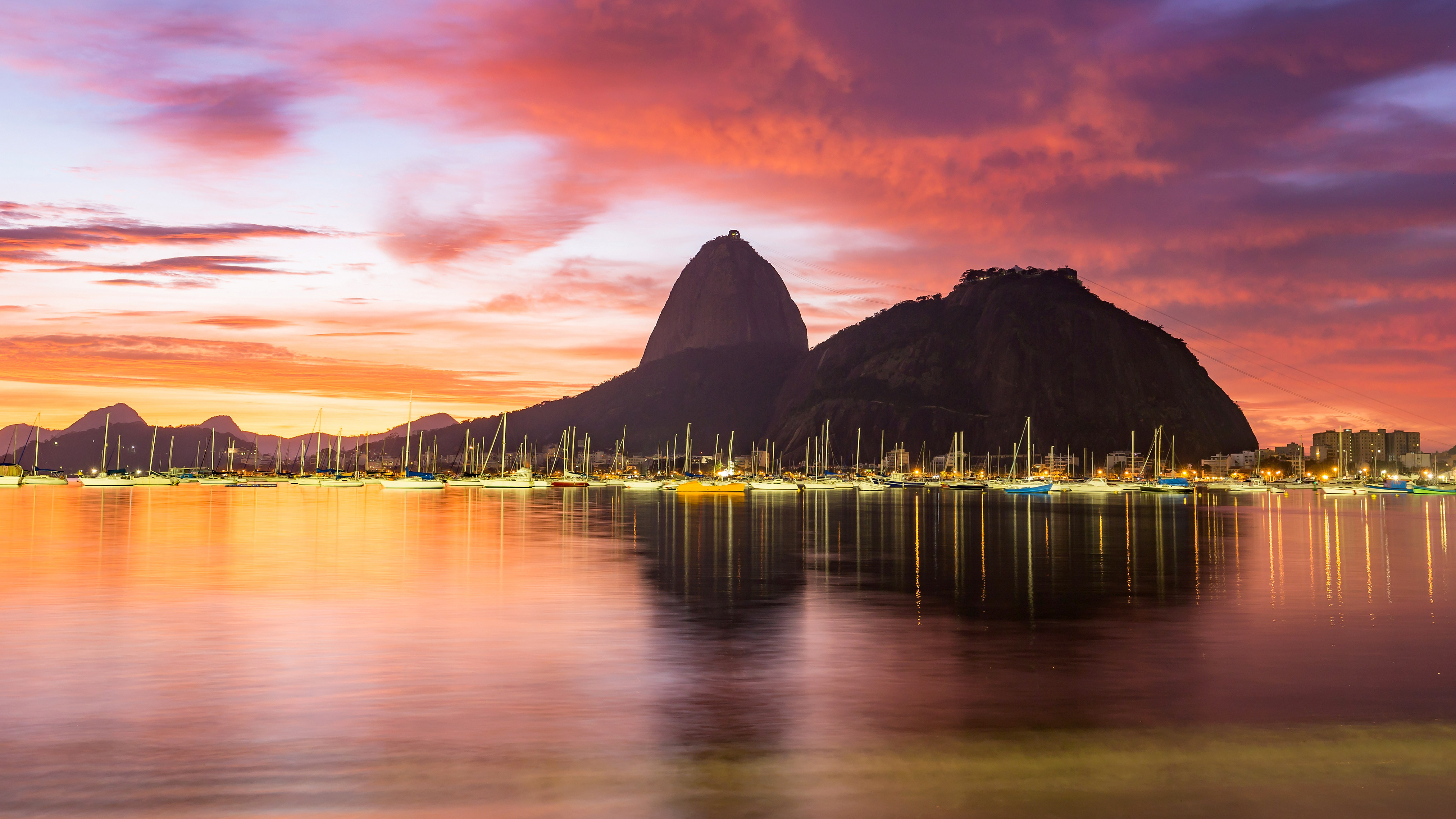 格洛里亚附近的码头和糖面包山，巴西里约热内卢 (© f11photo/Getty Images)