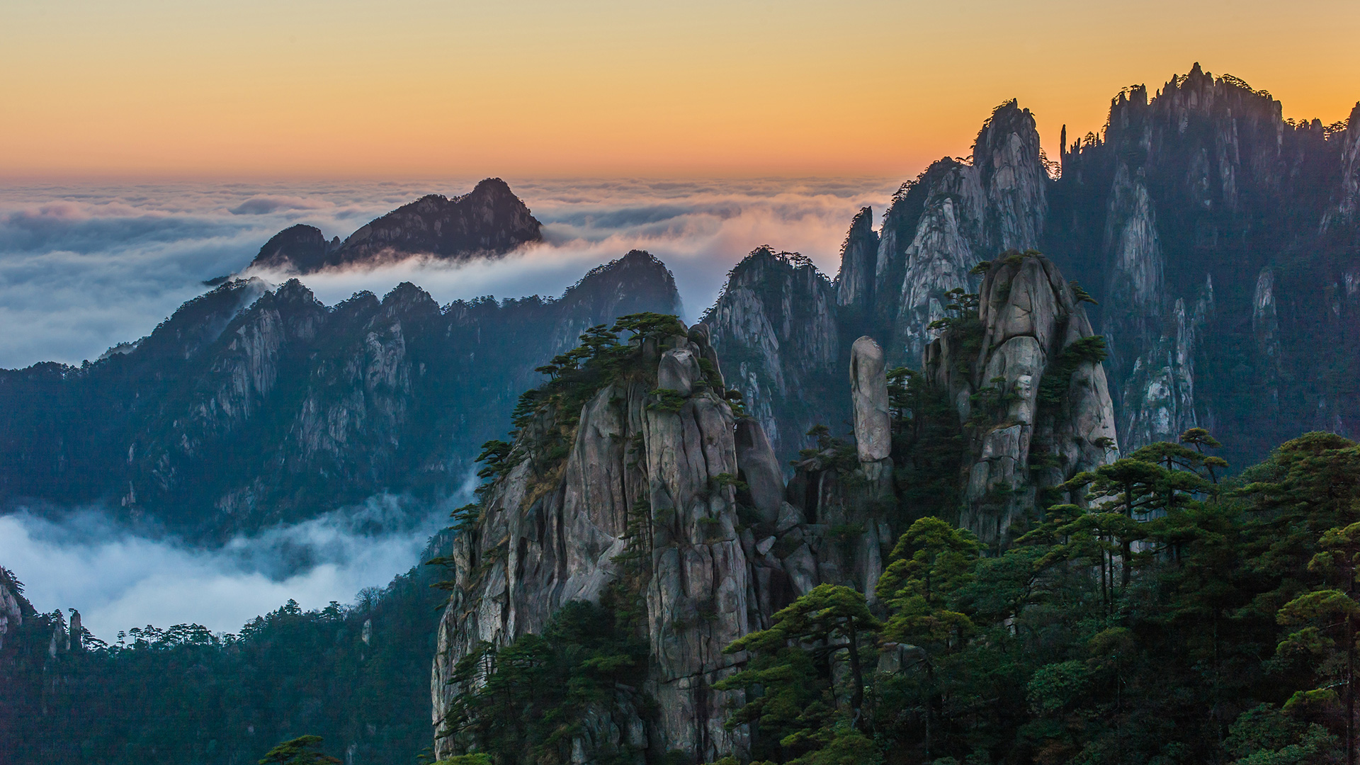 黄山的日出，** (© zhouyousifang/Getty Images)