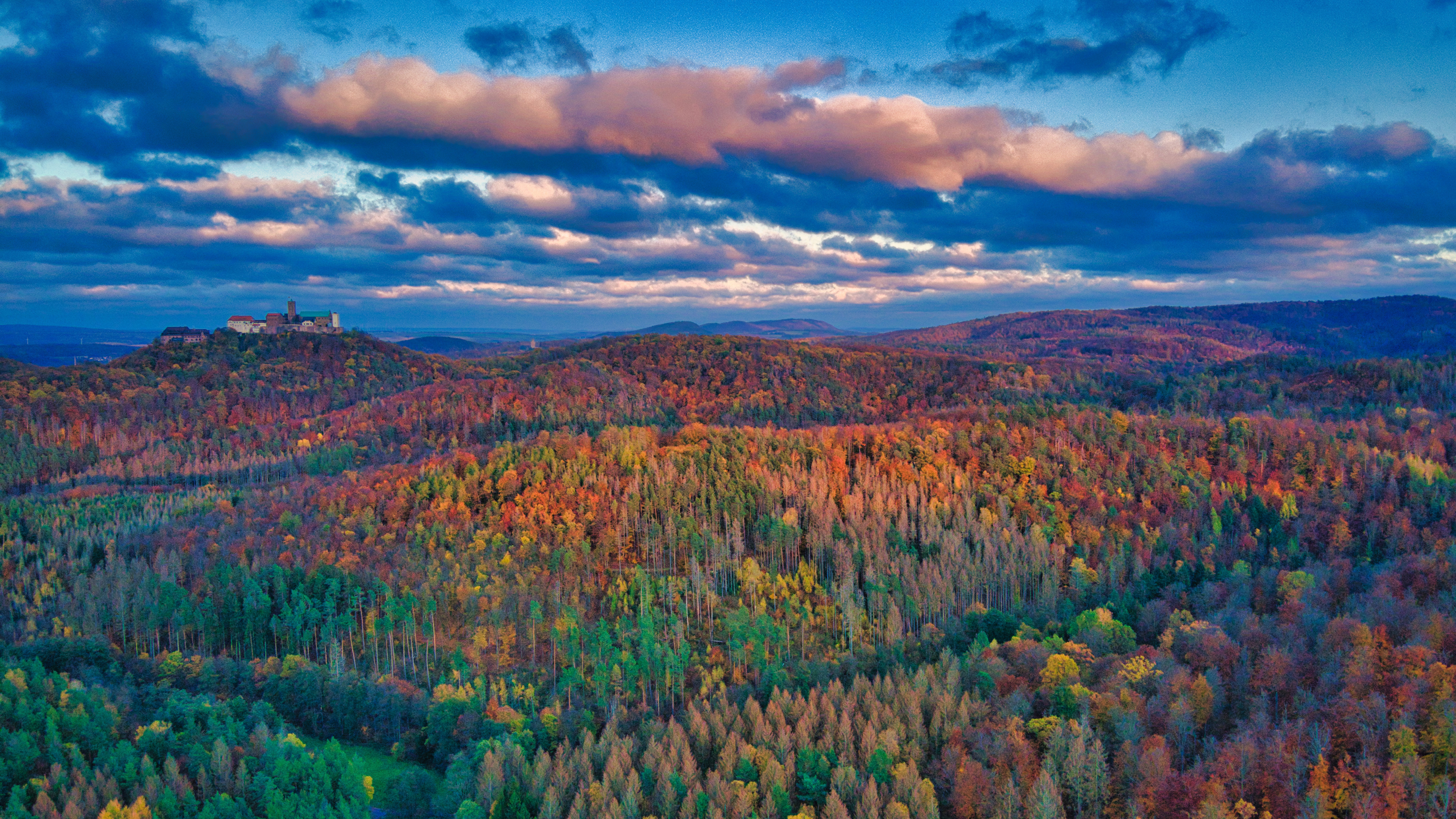 秋天的图林根森林与瓦特堡城堡，德国 (© ezypix/Getty Images)