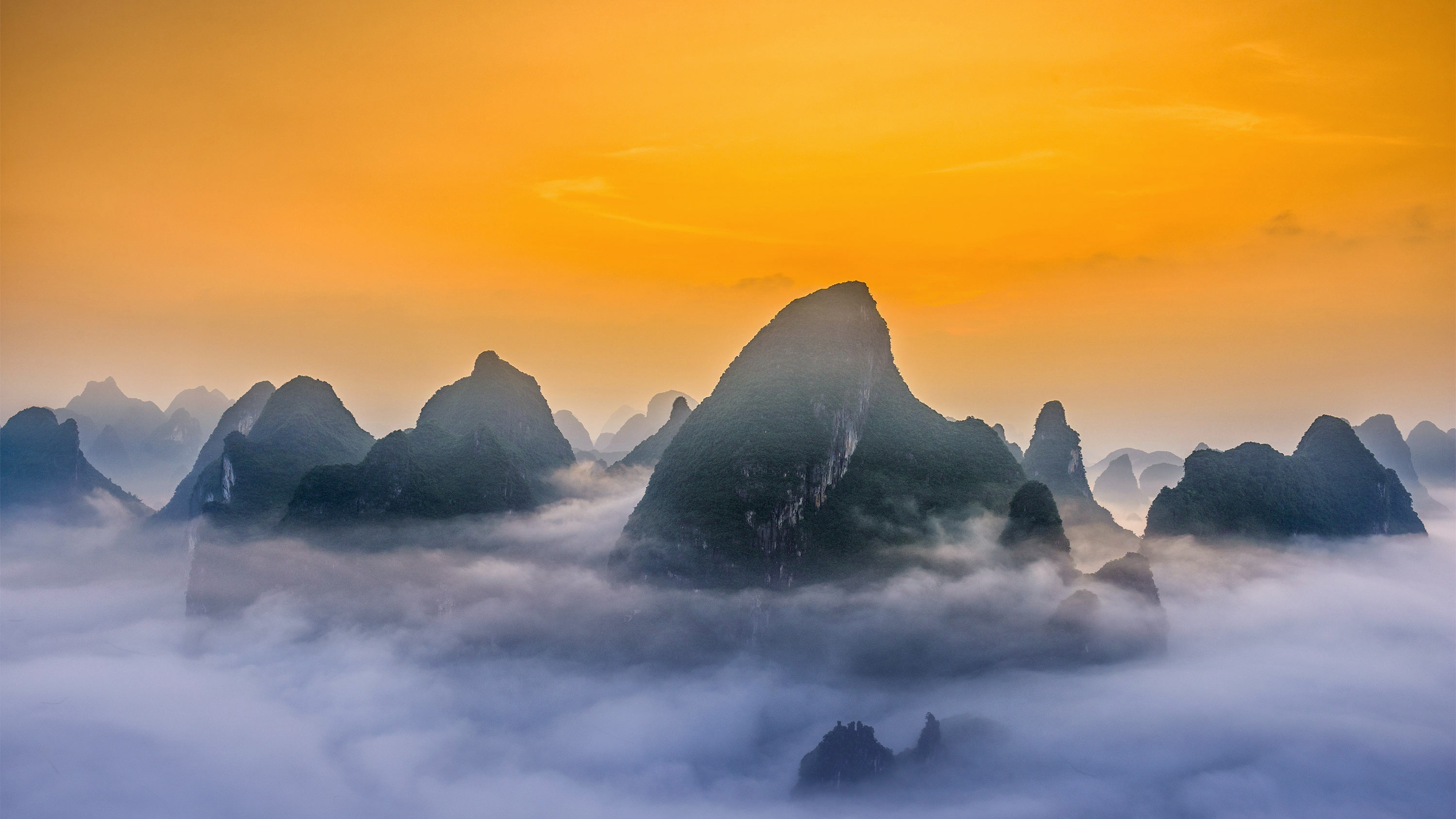 **桂林漓江国家公园的喀斯特山脉 (© Sean Pavone/Alamy)