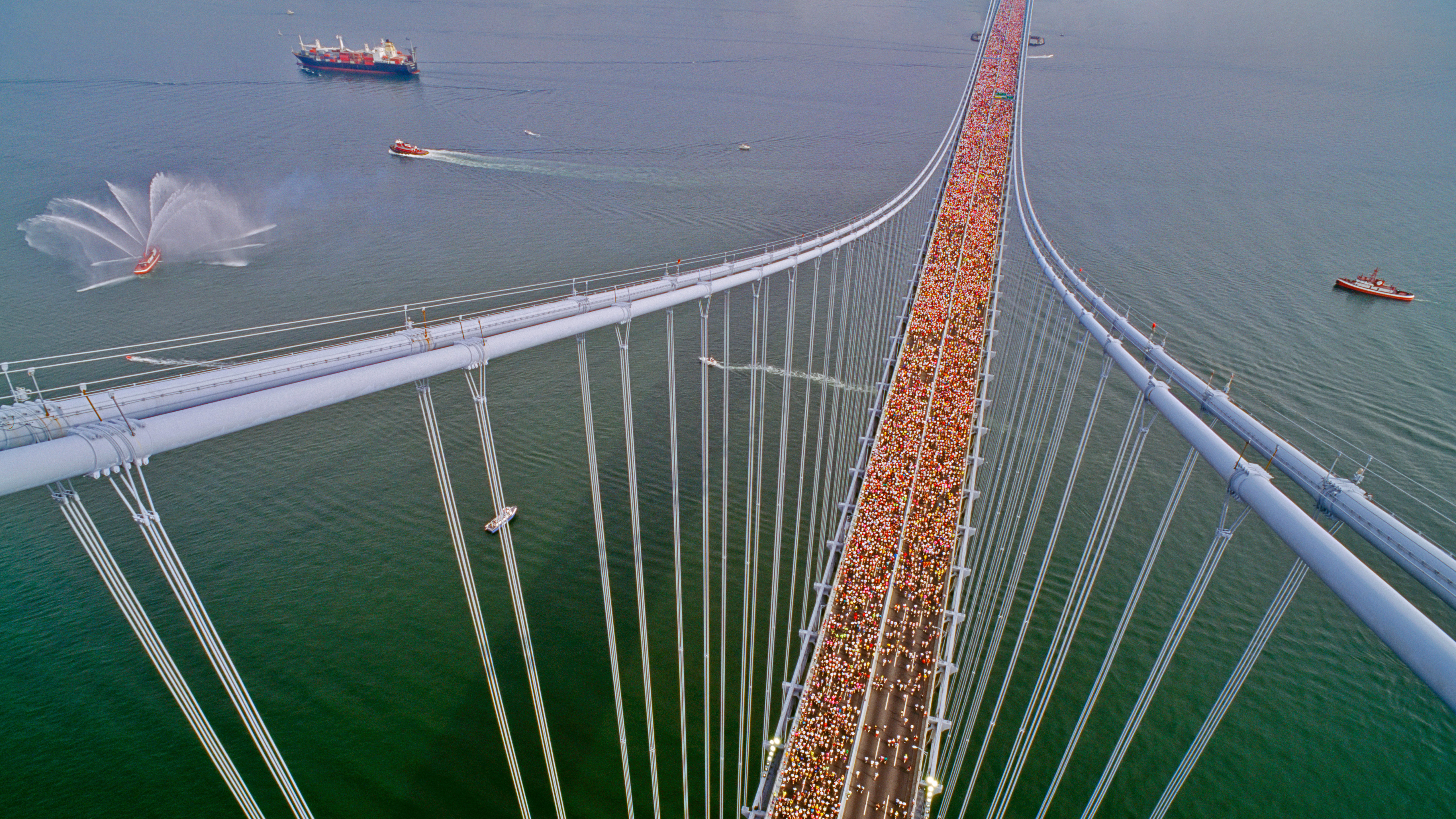 1990年纽约市马拉松比赛，参赛者穿过韦拉扎诺海峡大桥 (© David Madison/Getty Images)