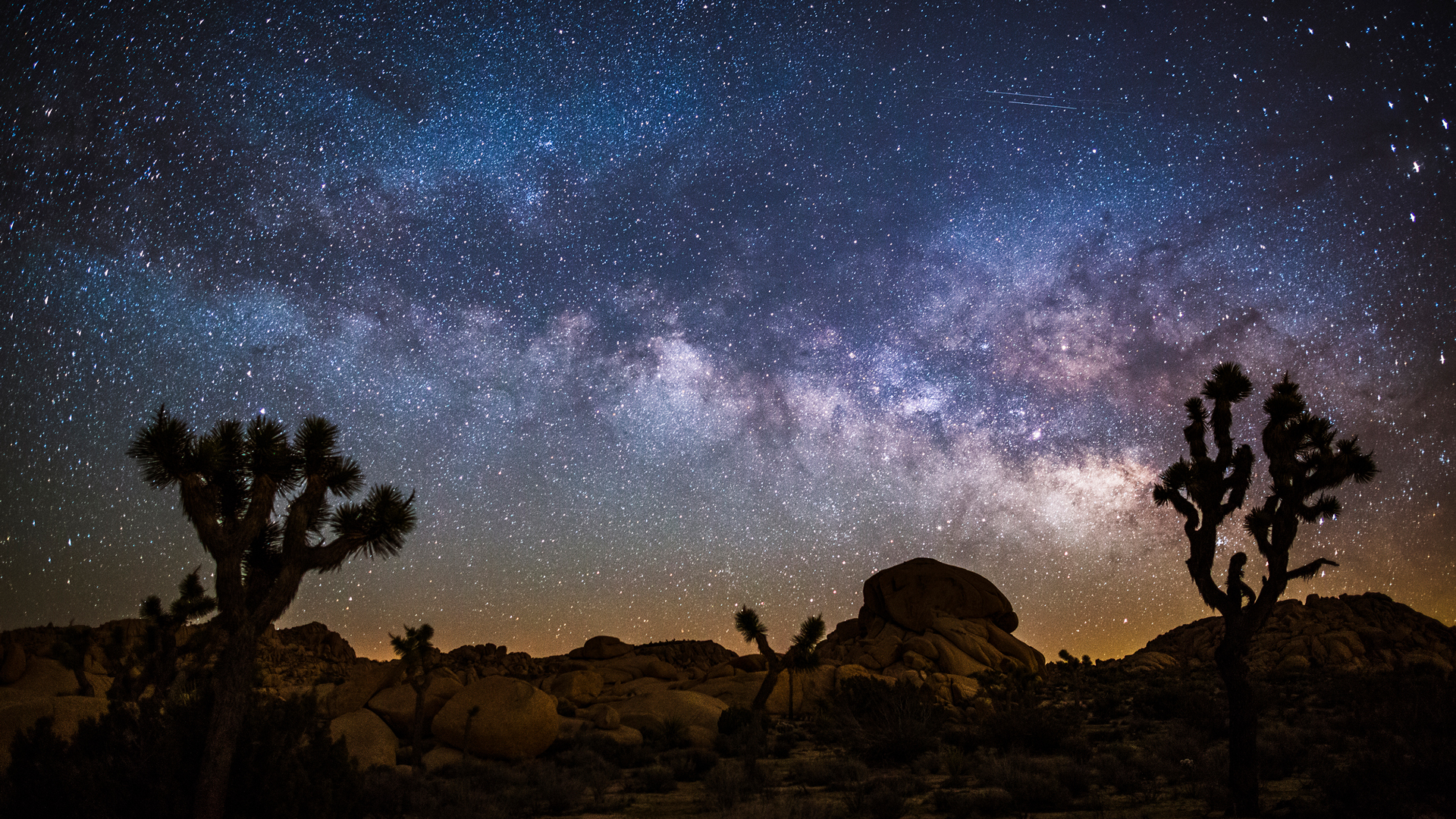 约书亚树国家公园上空的银河，美国加利福尼亚州 (© Schroptschop/Getty Images)