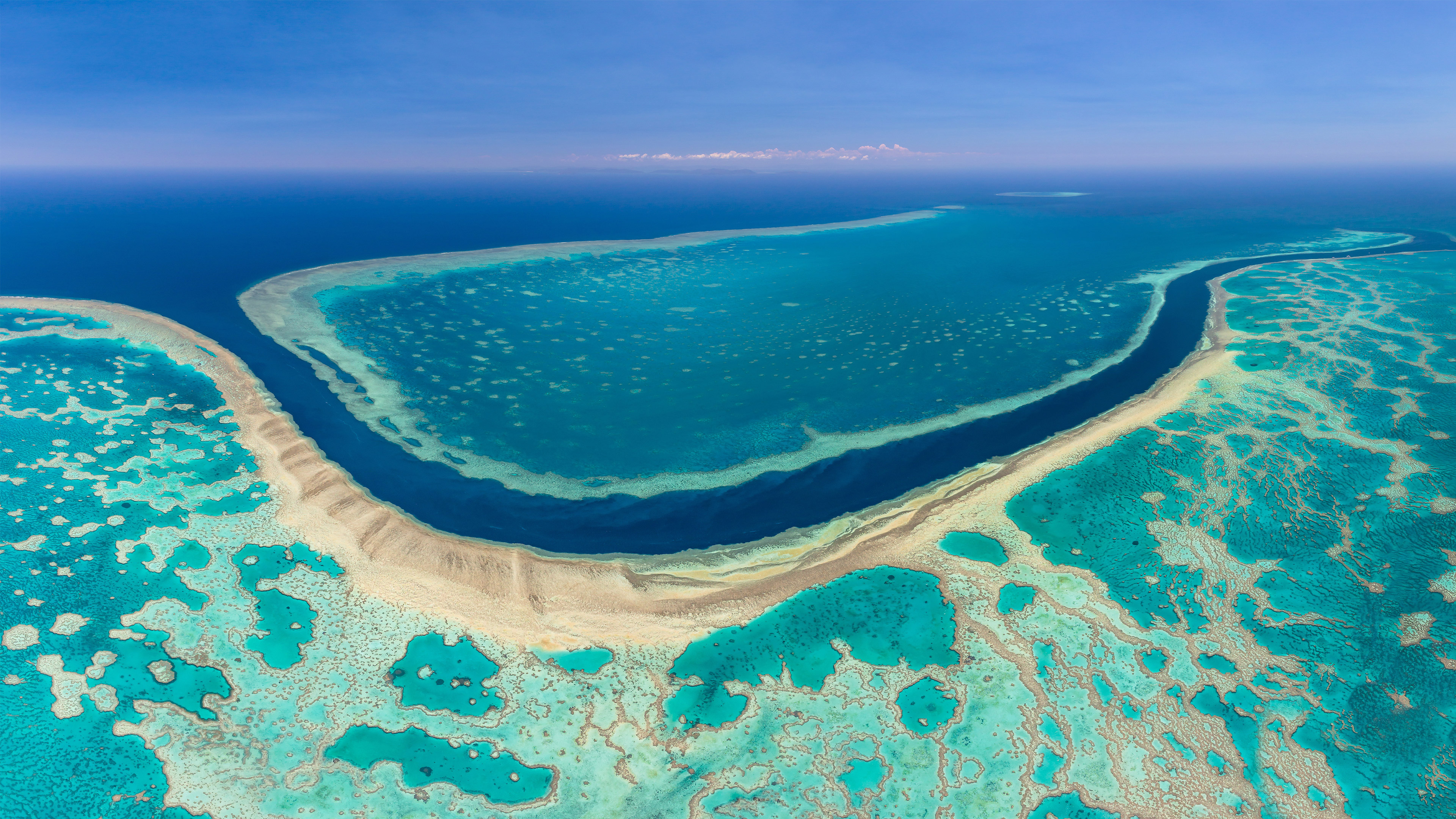 大堡礁的航拍图，澳大利亚 (© AirPano LLC/Amazing Aerial Agency)