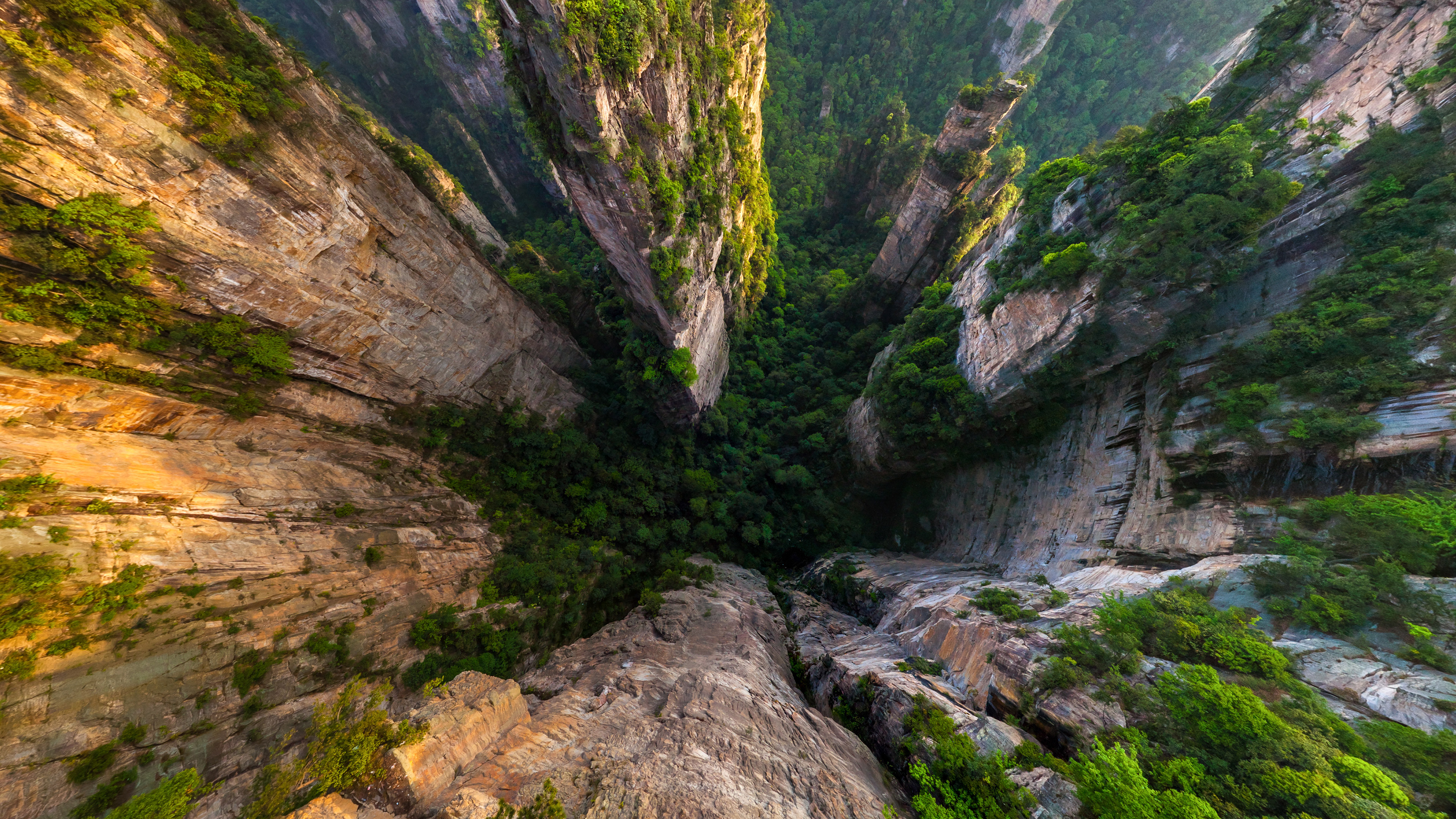 哈利路亚山，张家界国家森林公园，** (© Amazing Aerial Premium/Shutterstock)