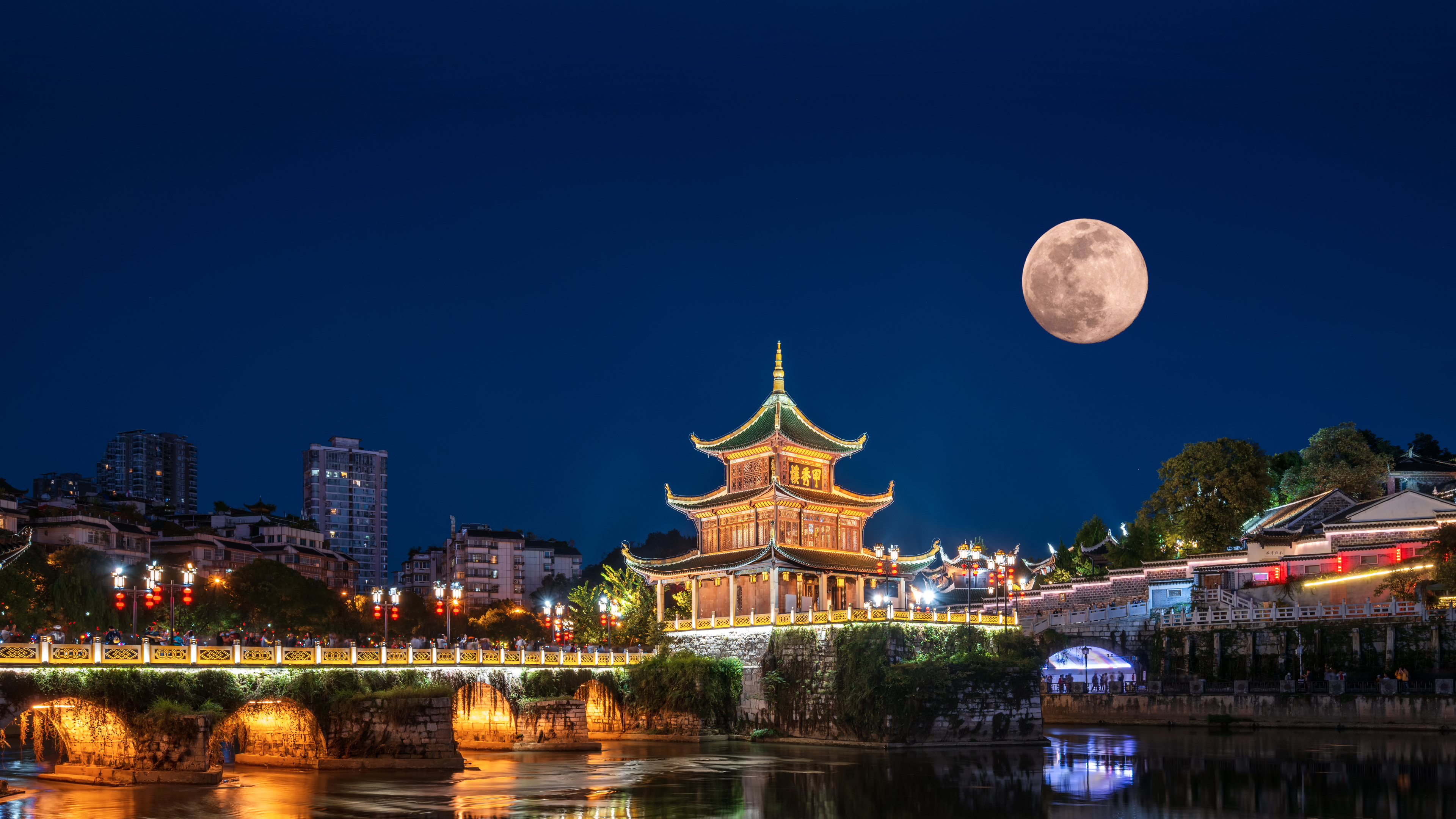 满月下的甲秀楼，**贵州省贵阳市 (© Wang Yukun/Getty Images)