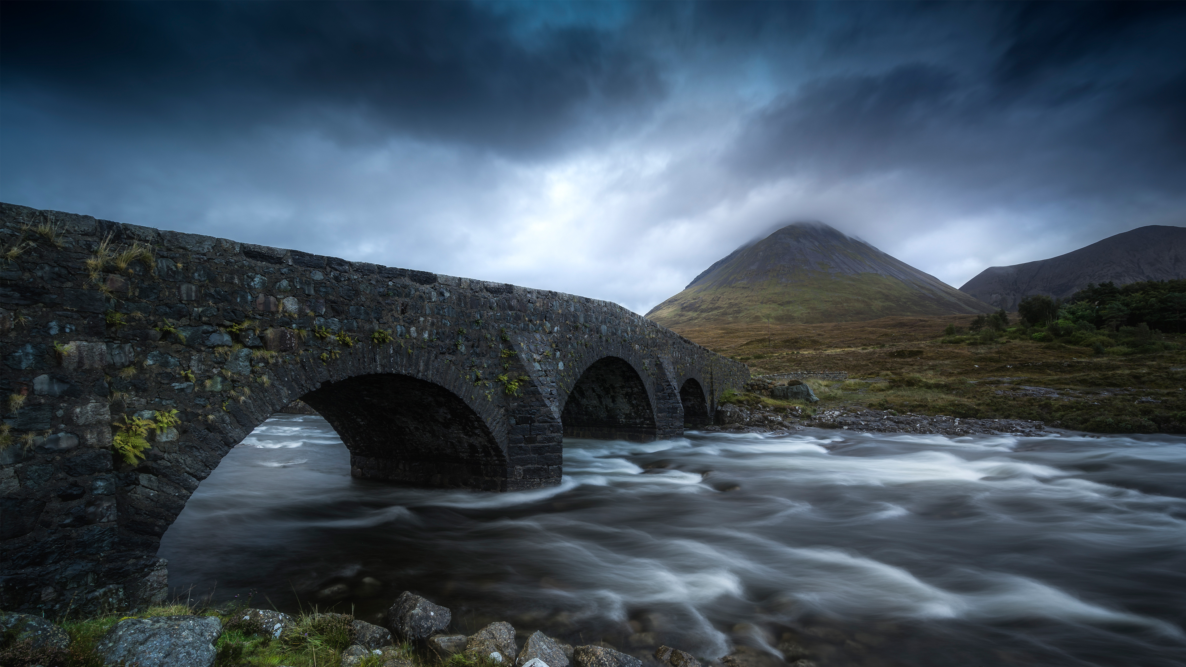斯利加坎老桥，苏格兰斯凯岛 (© Aliaume Chapelle/Tandem Stills + Motion)