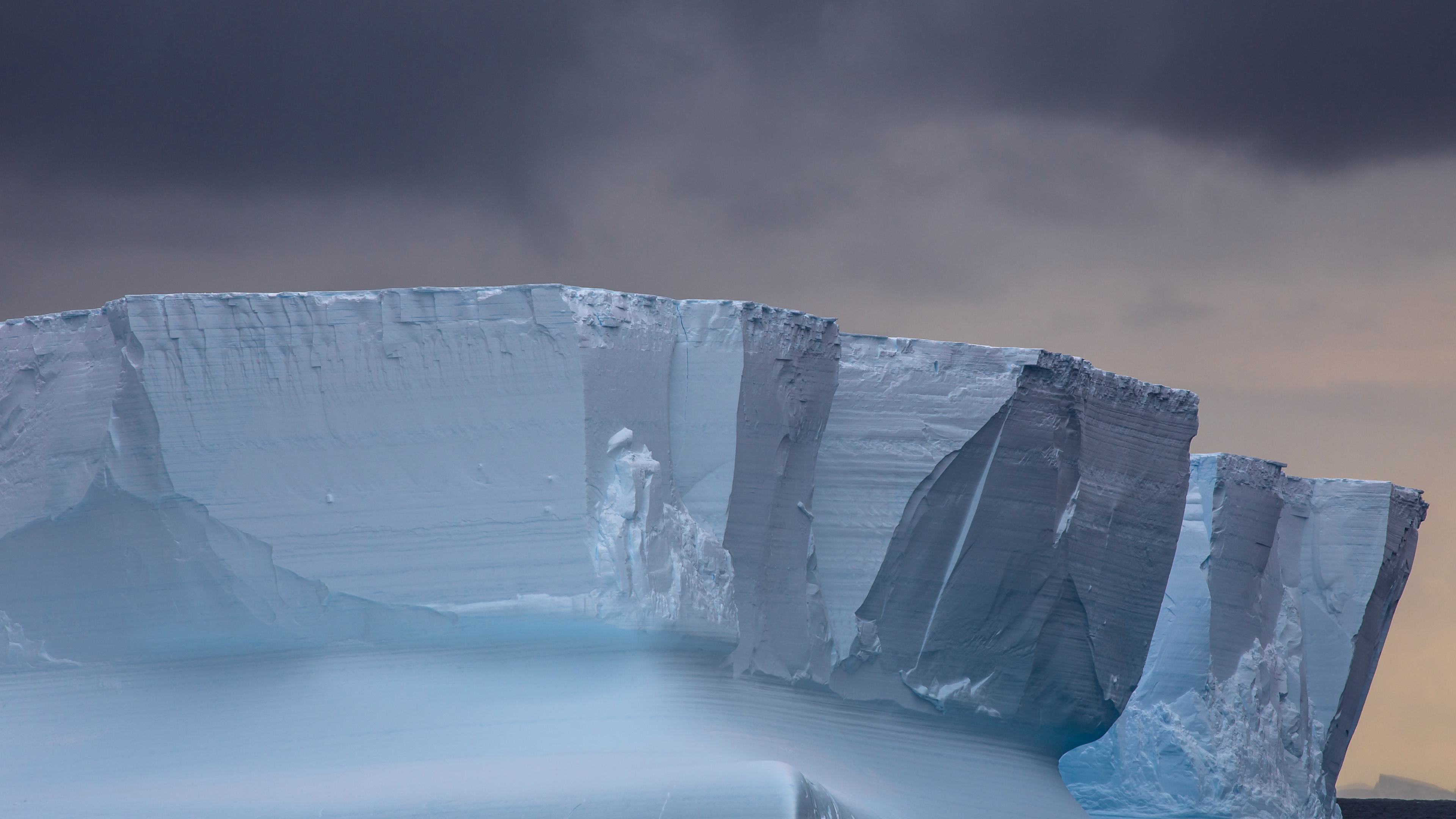 罗斯海的冰山，南极洲 (© Michel Roggo/Minden Pictures)