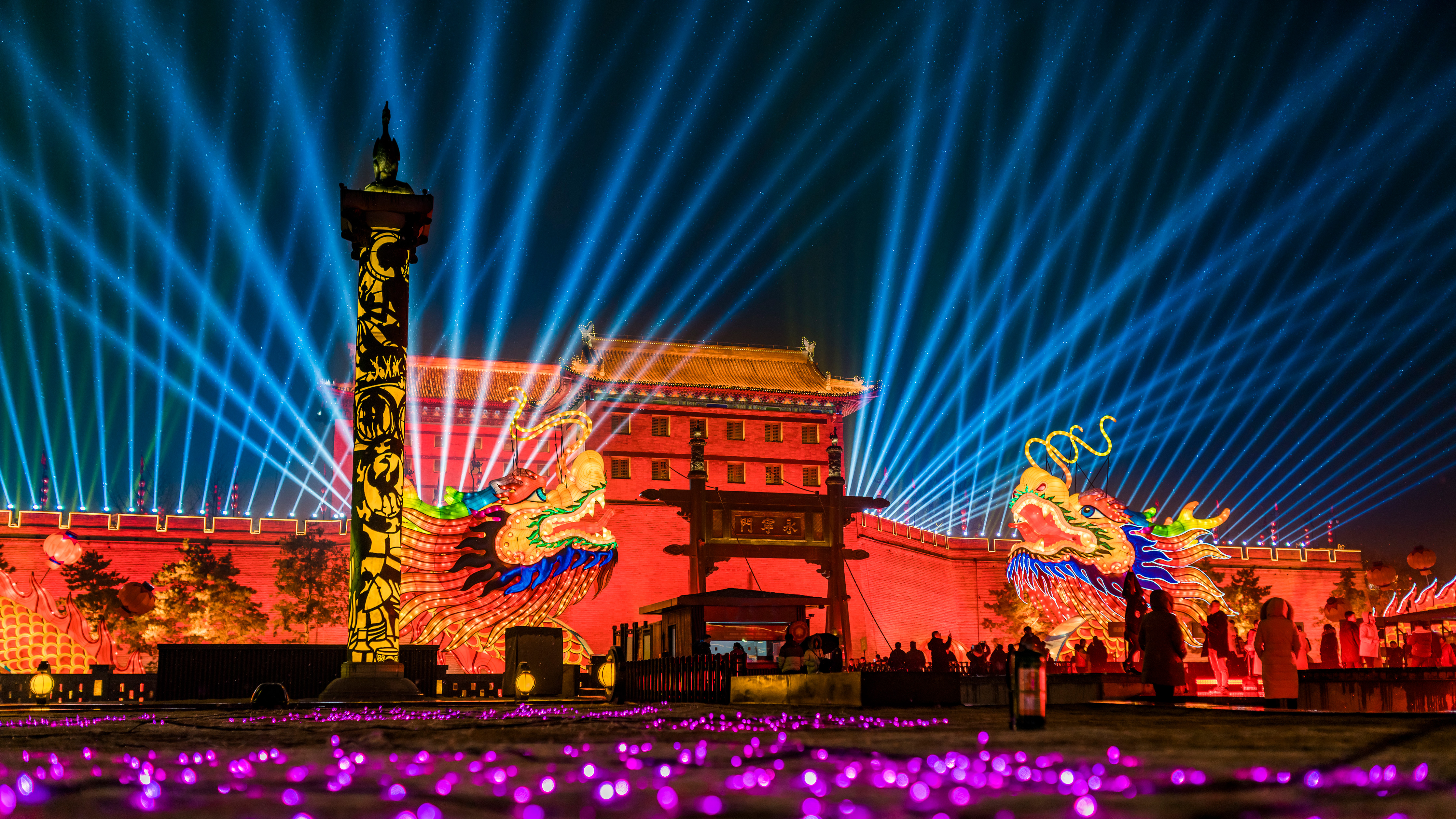 灯光秀点亮夜幕中的西安城墙，**春节 (© Eastimages/Getty Images)