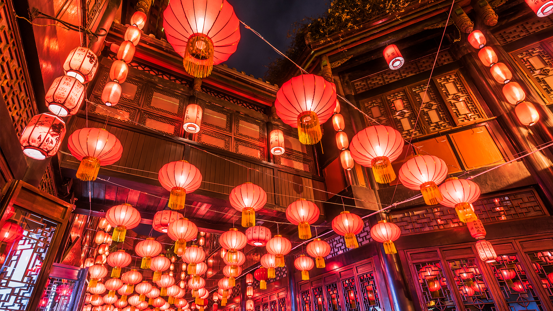 锦里街上悬挂的红色**灯笼，成都，**四川省 (© Philippe LEJEANVRE/Getty images)