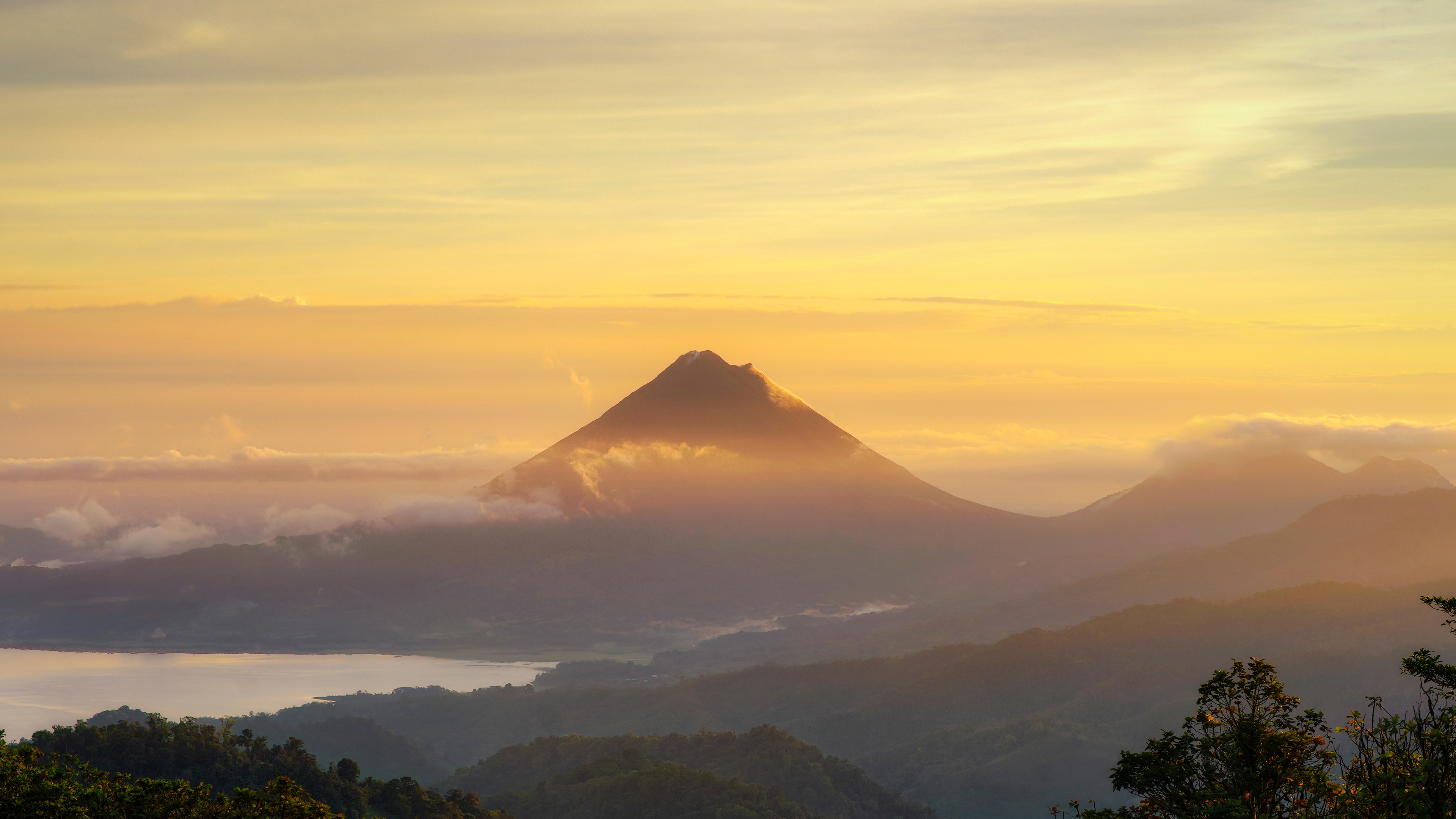 从蒙特维多看到的阿雷纳尔火山,哥斯达黎加 (© Lukas Bischoff/Getty Images)