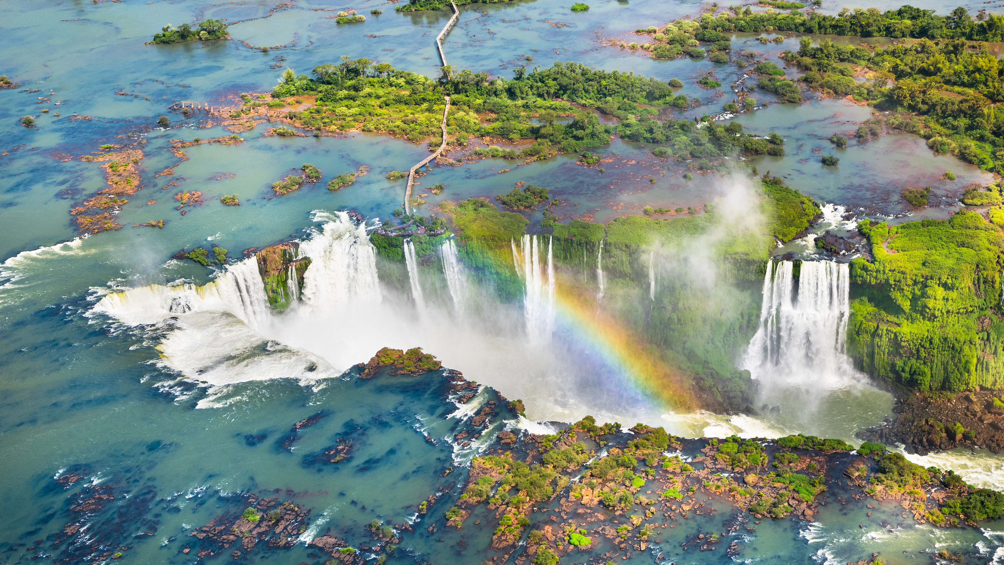 伊瓜苏大瀑布鸟瞰图，巴西 (© Nido Huebl/Shutterstock)