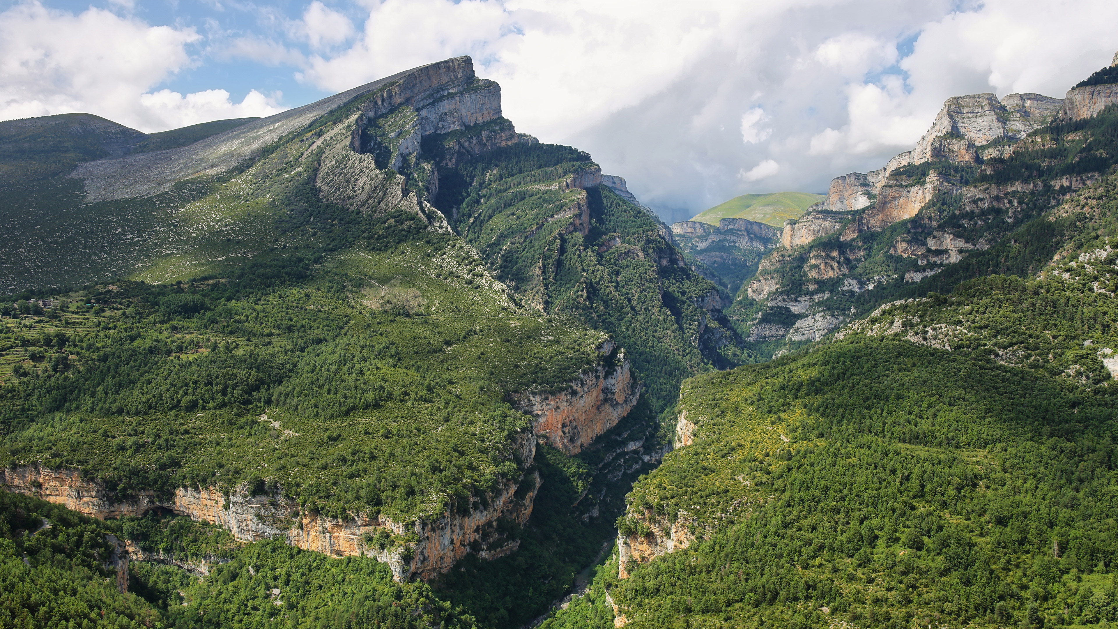 阿尼斯克洛峡谷，奥德萨和佩尔迪多山国家公园，韦斯卡，西班牙 (© Marisa Estivill/Shutterstock)