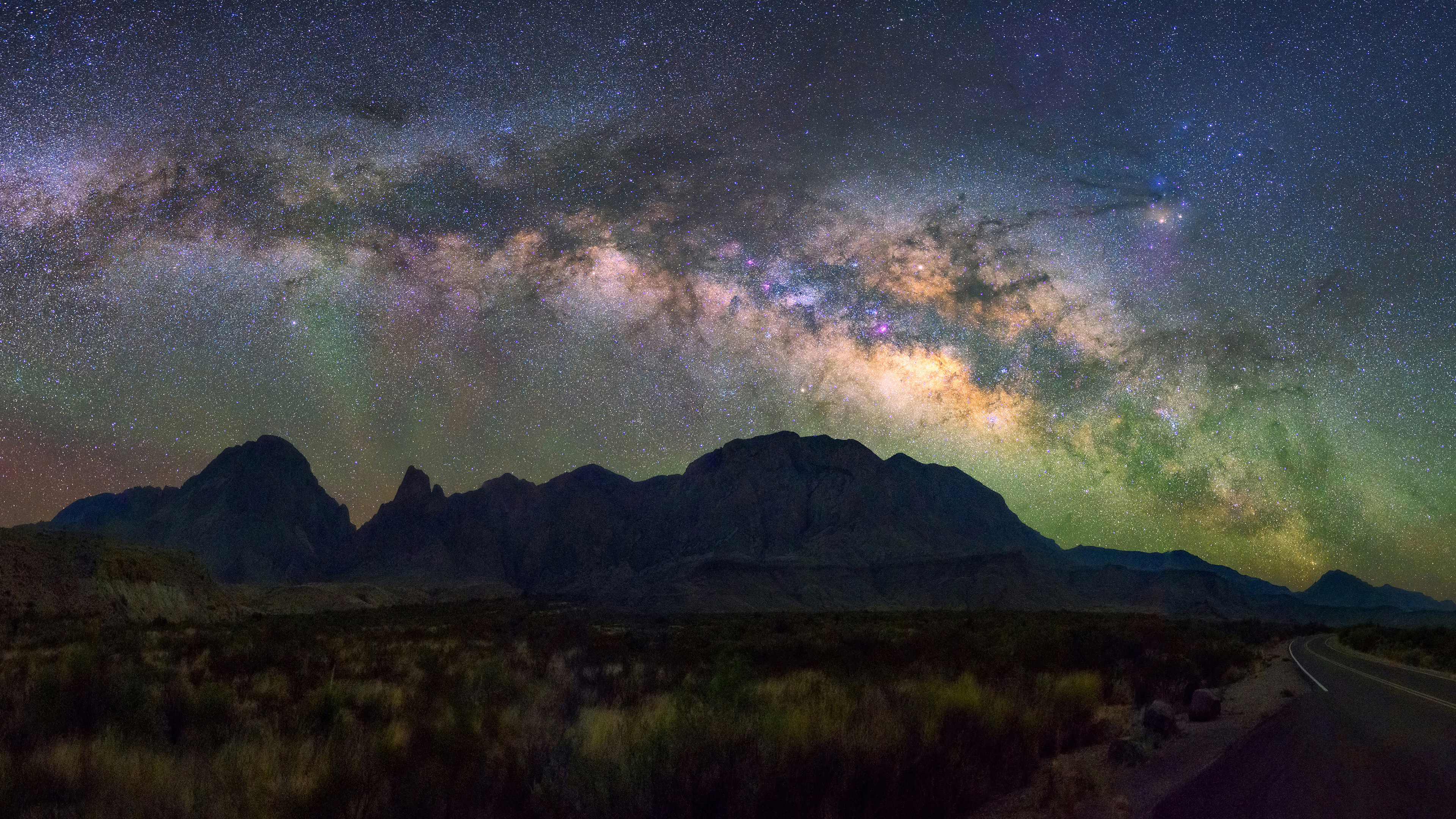 大弯国家公园上空的银河，得克萨斯州，美国 (© wisanuboonrawd/Adobe Stock)