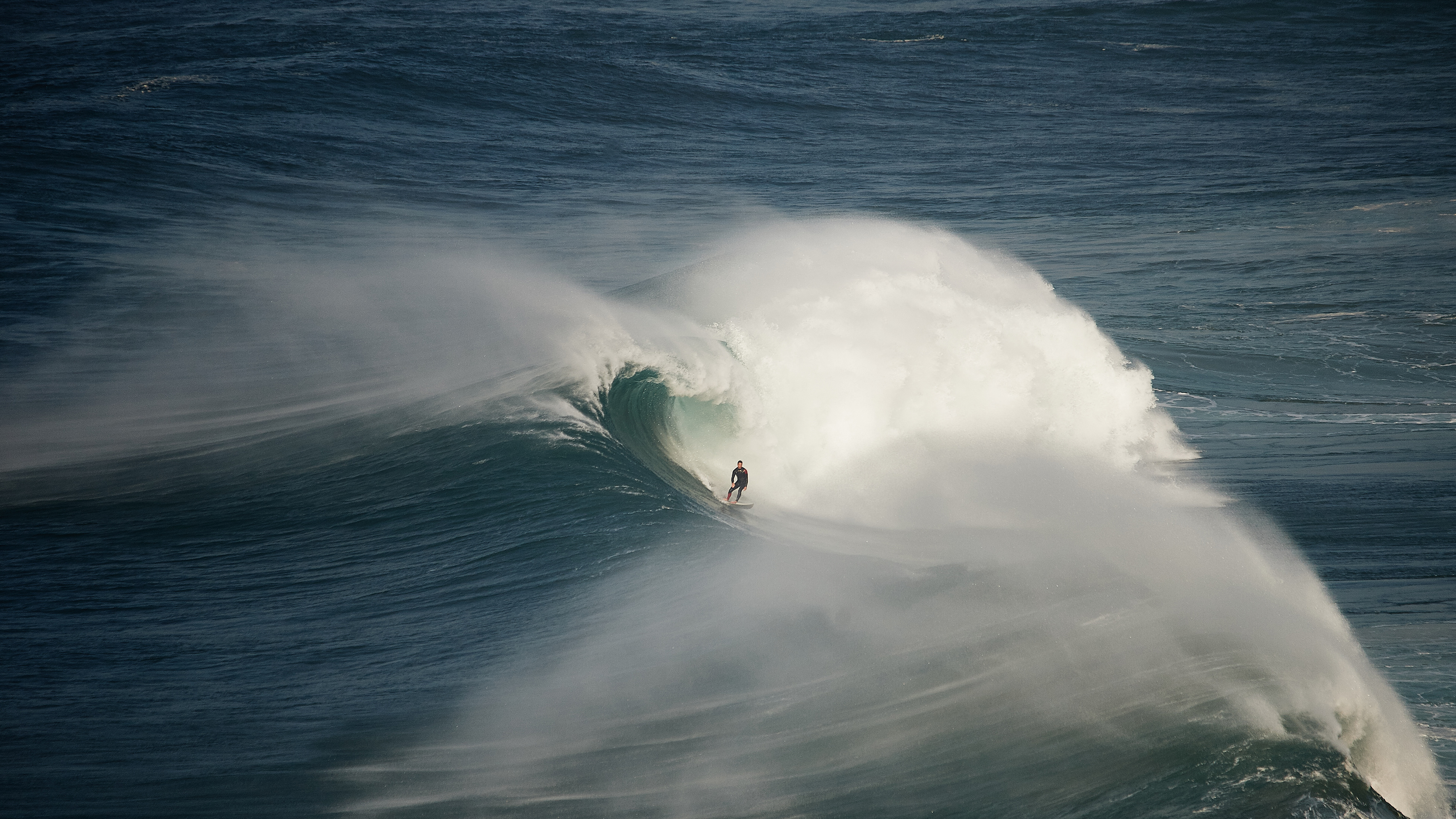 在纳扎雷冲浪的冲浪者，葡萄牙 (© Rui Caria/Getty Images)