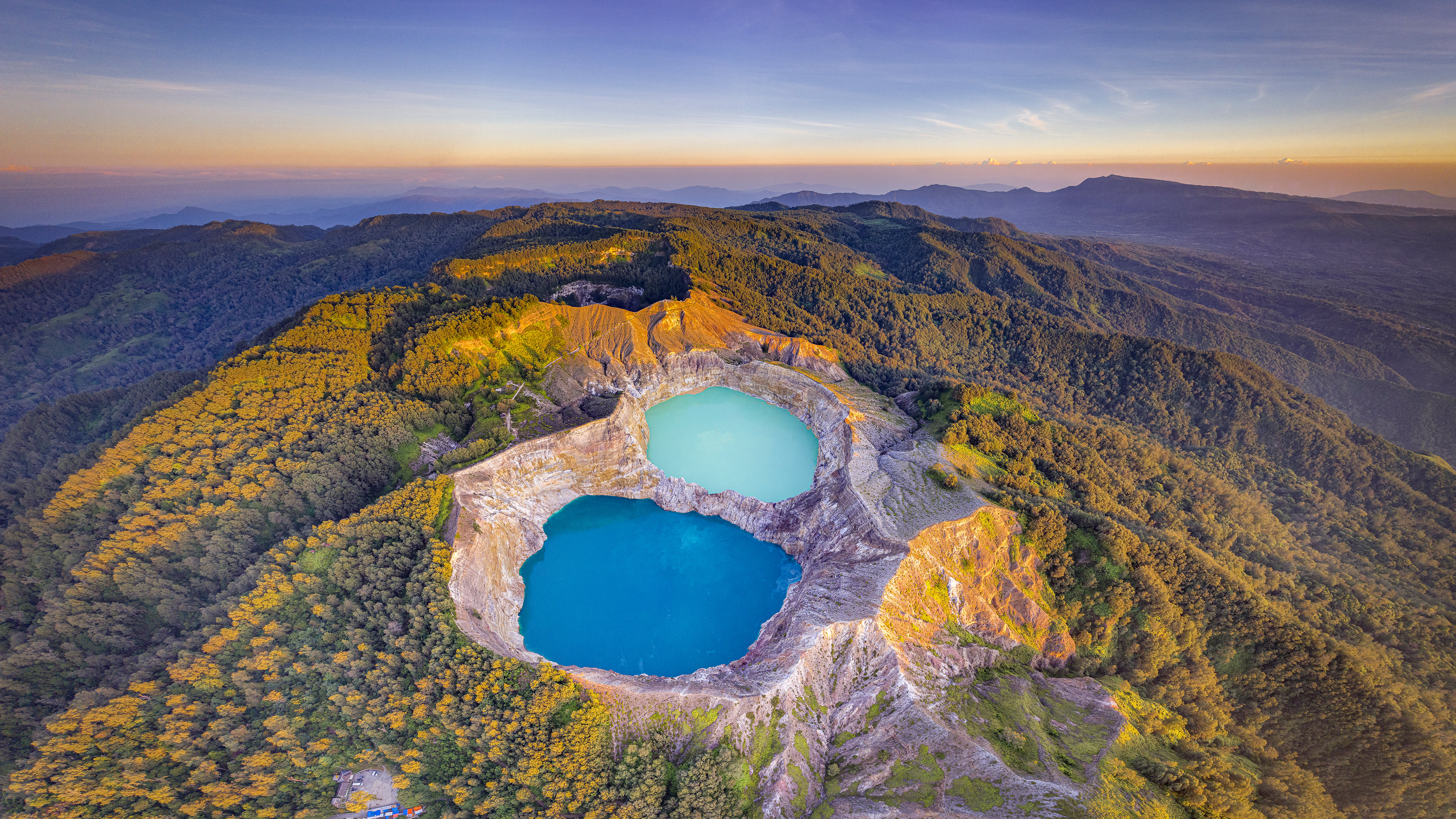 克里穆图的火山口湖，弗洛勒斯岛，印度尼西亚 (© Shane P. White/Minden Pictures)