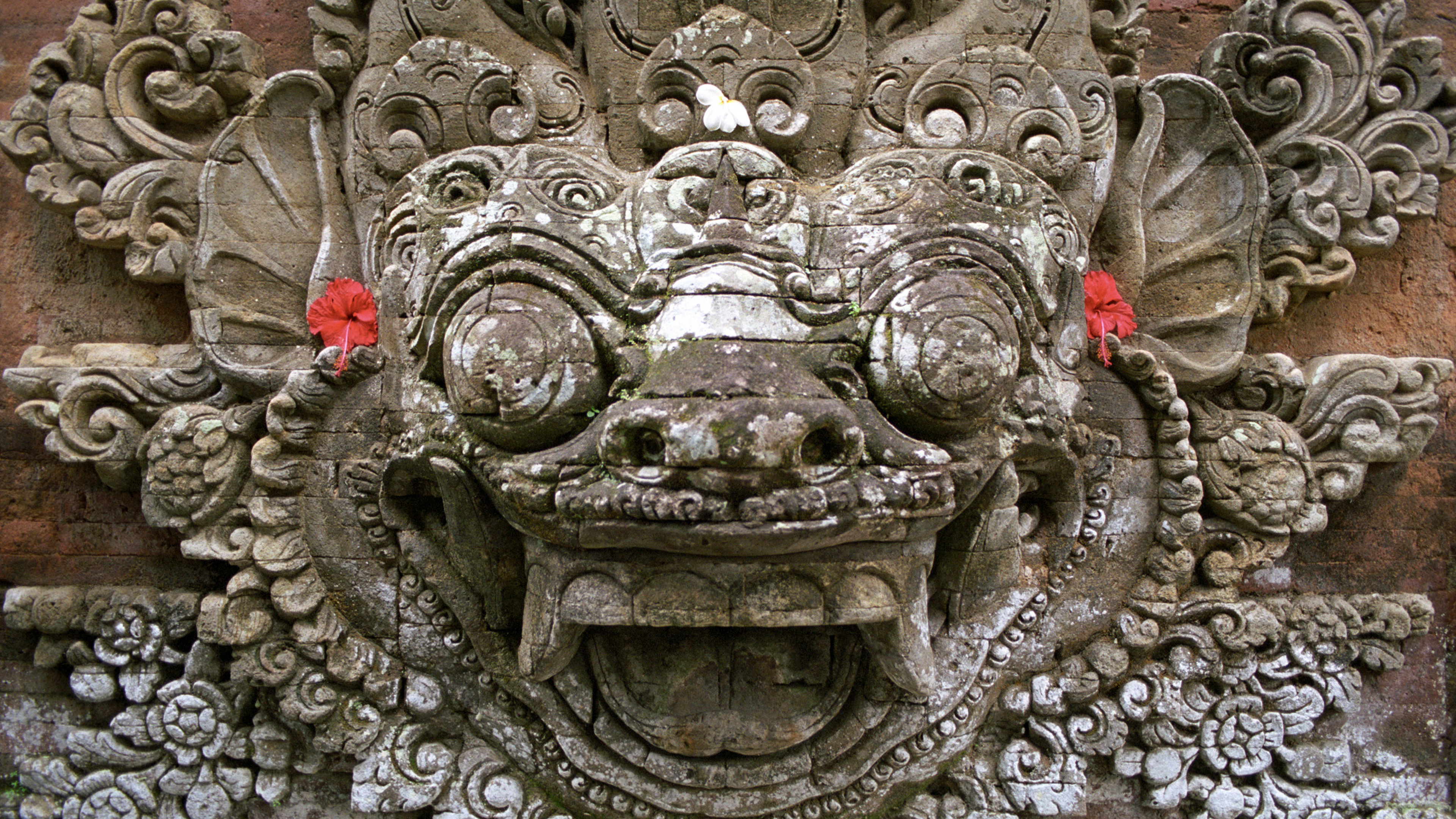 乌布寺庙的石雕,巴厘岛,印度尼西亚 (© R. Schönebaum/plainpicture)