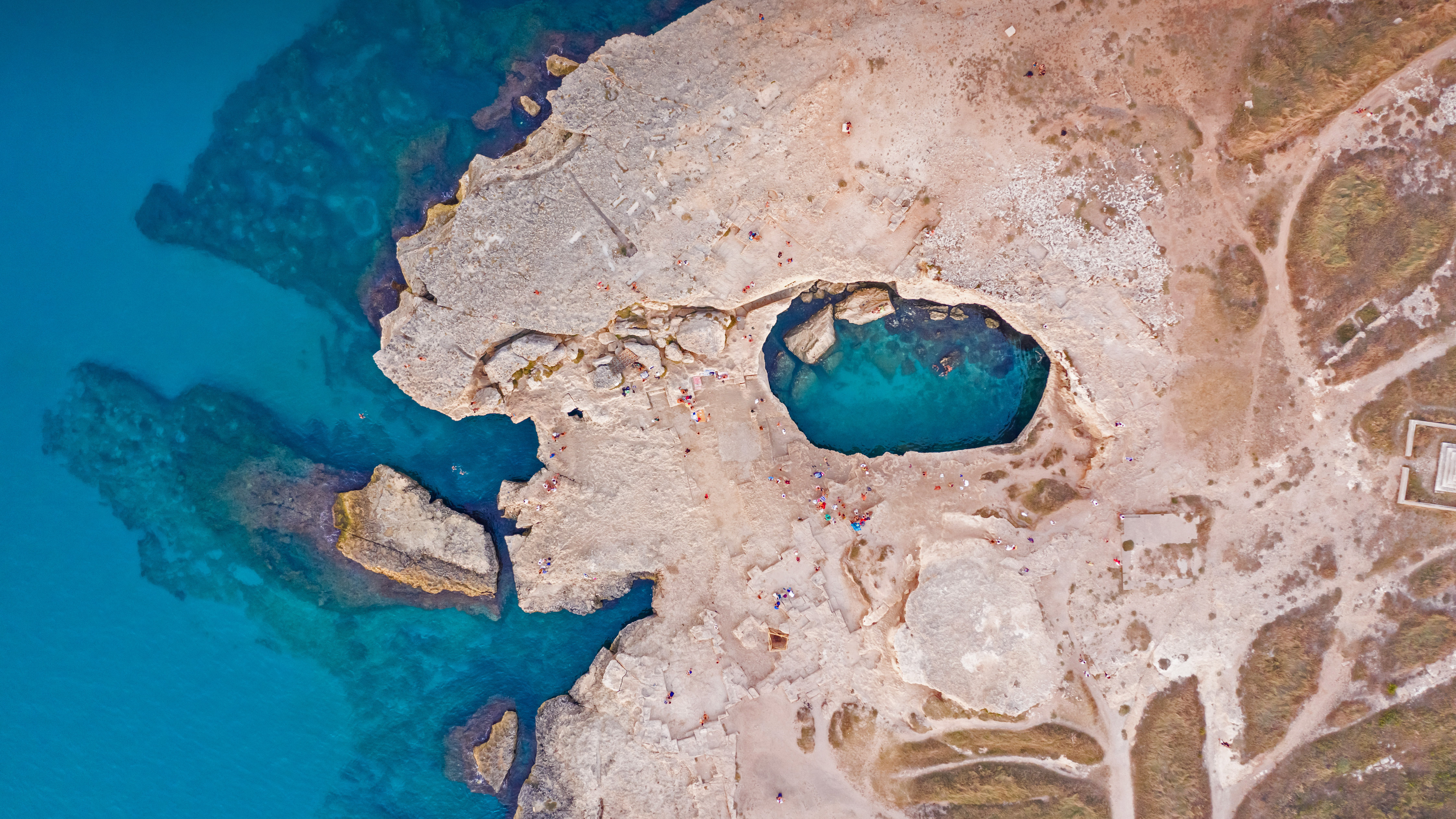 鸟瞰罗卡附近的Grotta della Poesia，意大利莱切 (© Amazing Aerial Agency/Offset by Shutterstock)