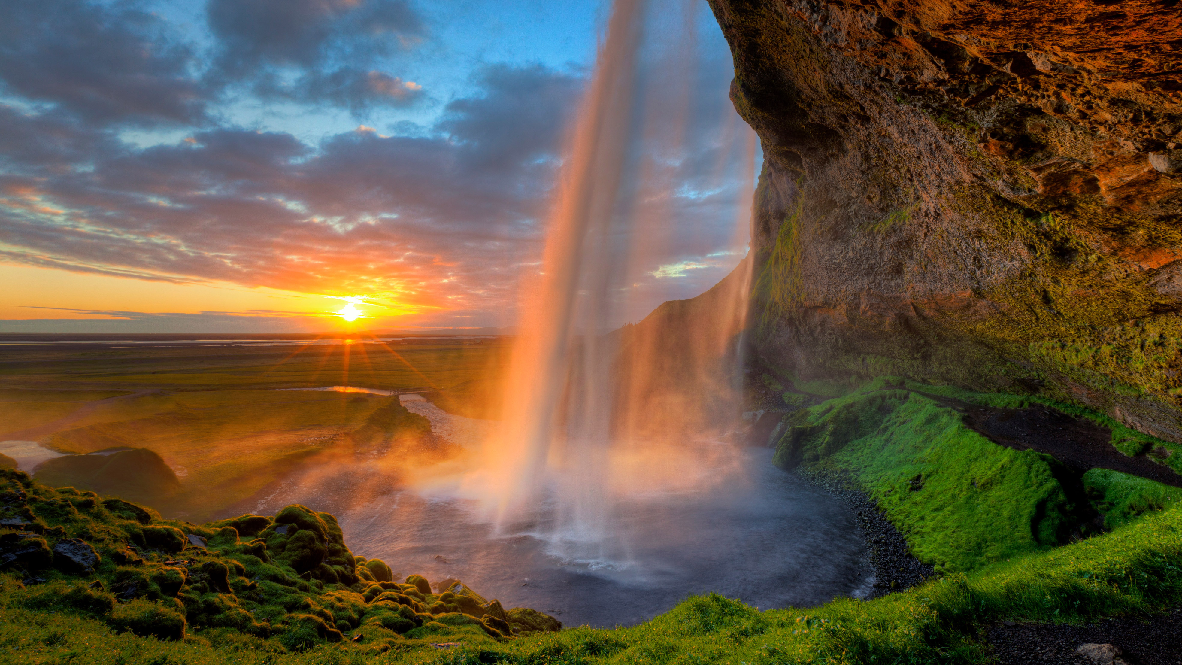 塞里雅兰瀑布后的午夜太阳，冰岛南海岸附近 (© Tom Mackie/plainpicture)