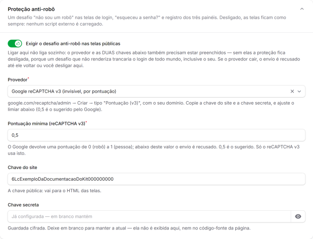 The "Proteção anti-robô" section in the kit settings: the toggle that requires the challenge, the local-environment toggle, the provider (reCAPTCHA v3), the minimum score at 0.5 and the site key and secret key fields
