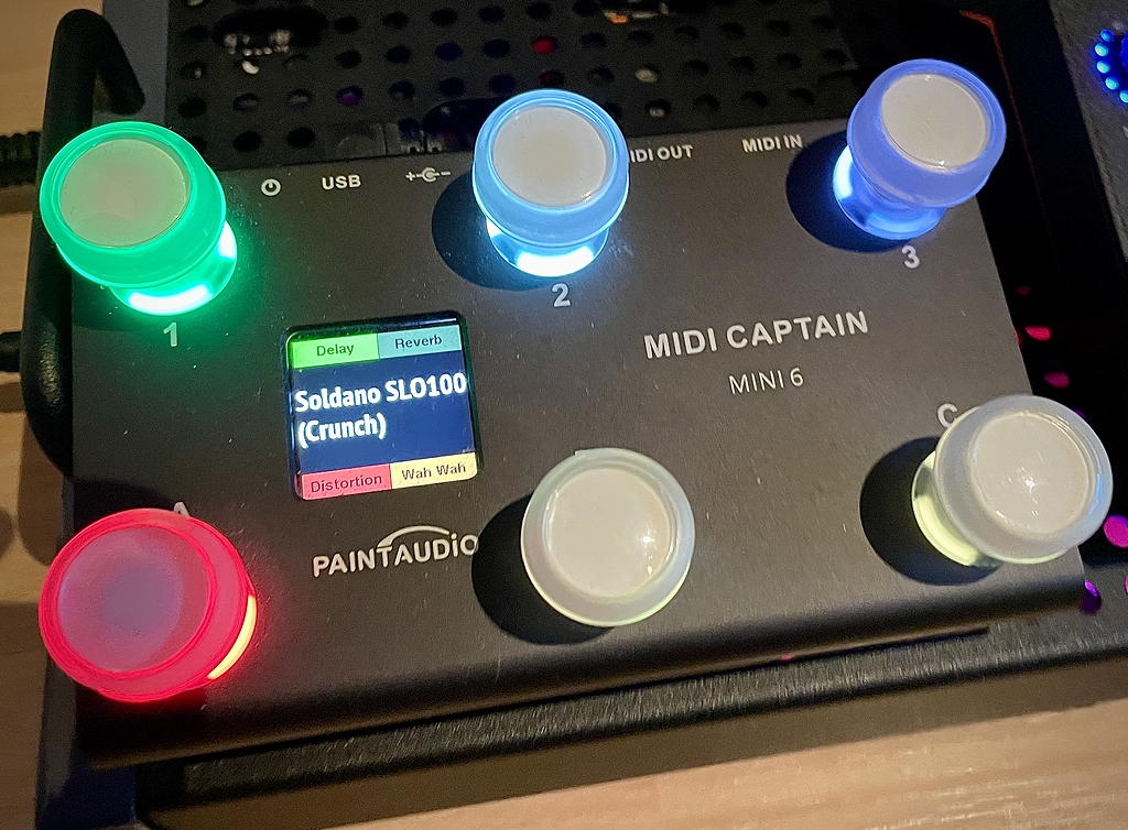 MIDI Captain Mini 6 running MidiCaptain4Kemper, with the display showing the Kemper rig name and four effect slots