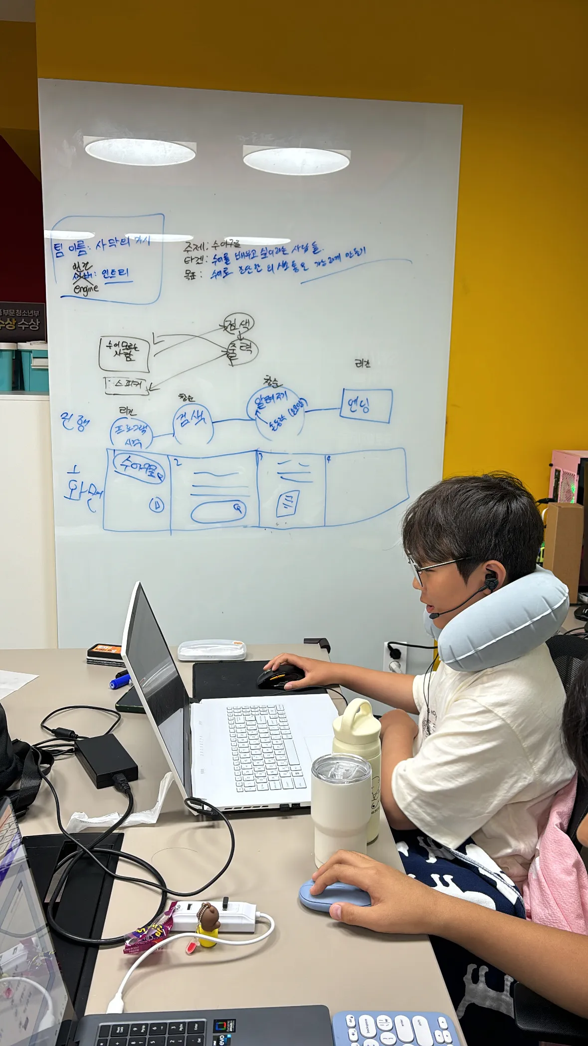 집중하며 코딩하는 학생