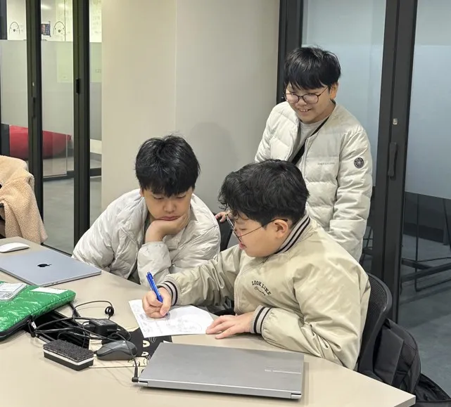 함께 오류해결하는 학생들