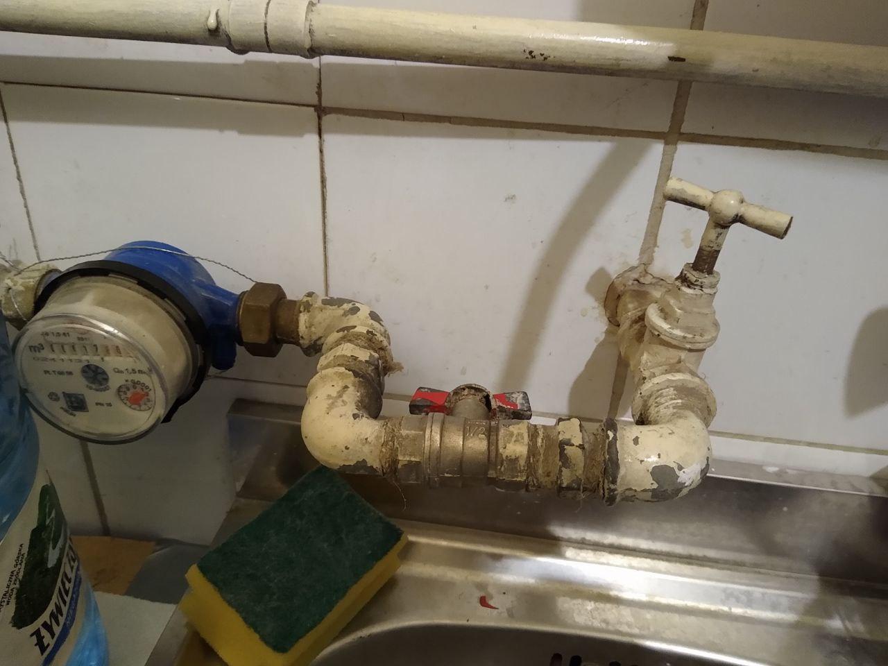 2 zawory koło wodomierza