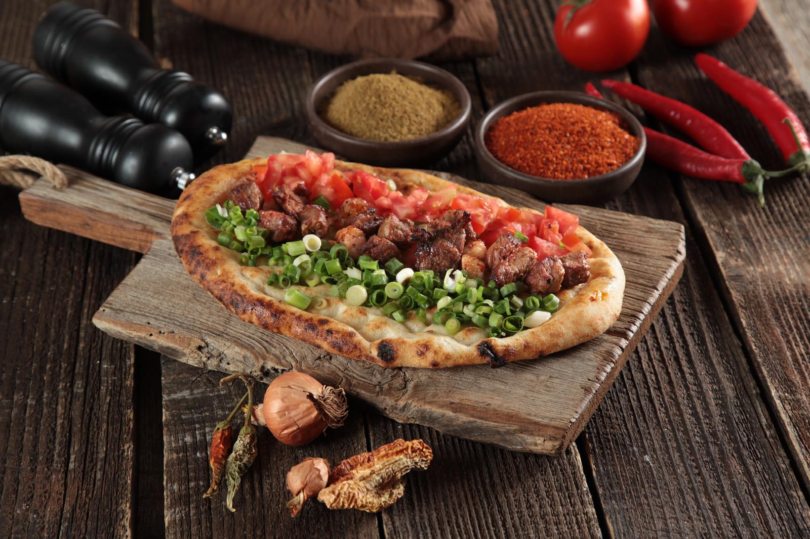 Nyársra húzott húsos tekercs