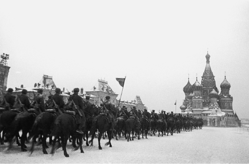[]{#c10752_004.xhtml#fig_027}[[Figure 4.27](#c10752_004.xhtml#fig_027a)]{.figureLabel} Soviet cavalry in Red Square, Moscow, on November 7, 1941, a week before the start of the German offensive to reach Moscow (Corbis).