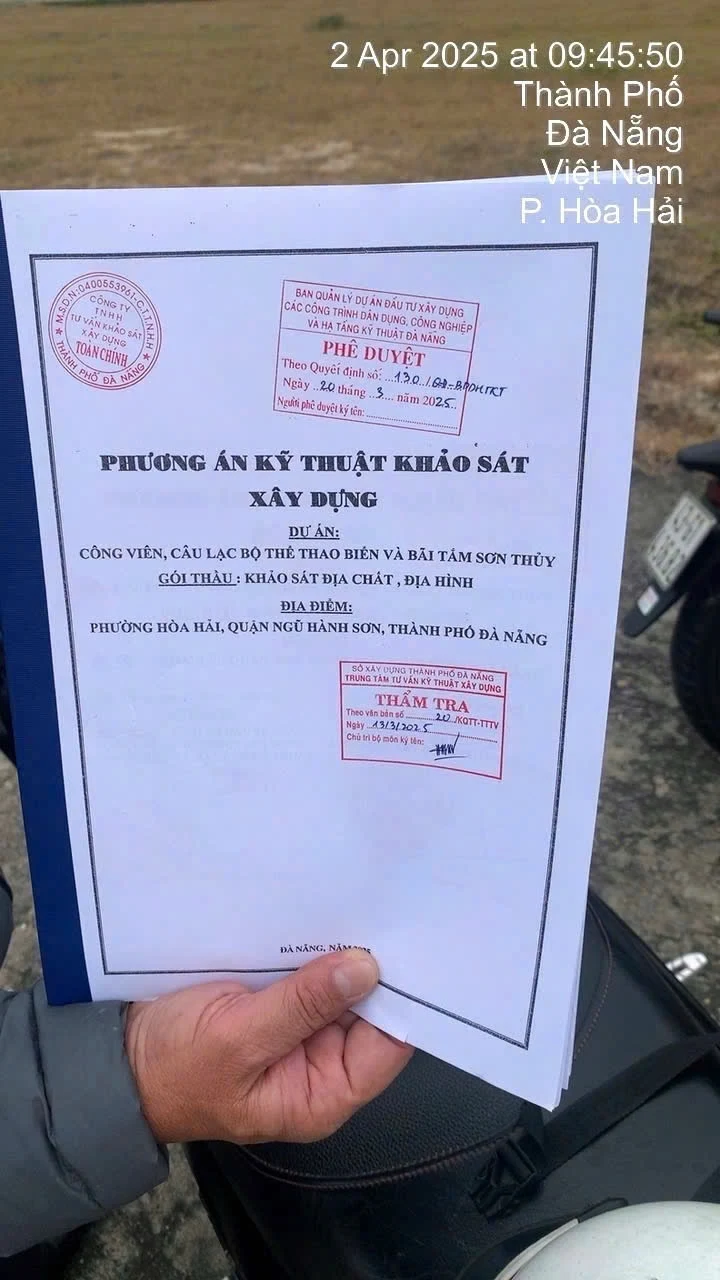 Ảnh chụp bìa hồ sơ Phương án kỹ thuật khảo sát xây dựng dự án Công viên, CLB thể thao biển và Bãi tắm Sơn Thủy có dấu phê duyệt và thẩm tra