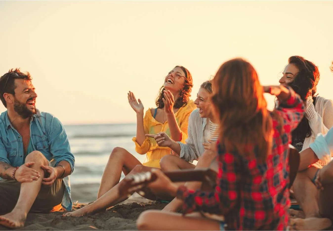 Nhóm khách du lịch trên bãi biển Đà Nẵng lúc hoàng hôn