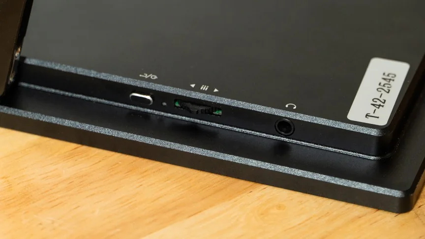 The controls and headphone jack of the Uperfect BE173BU.